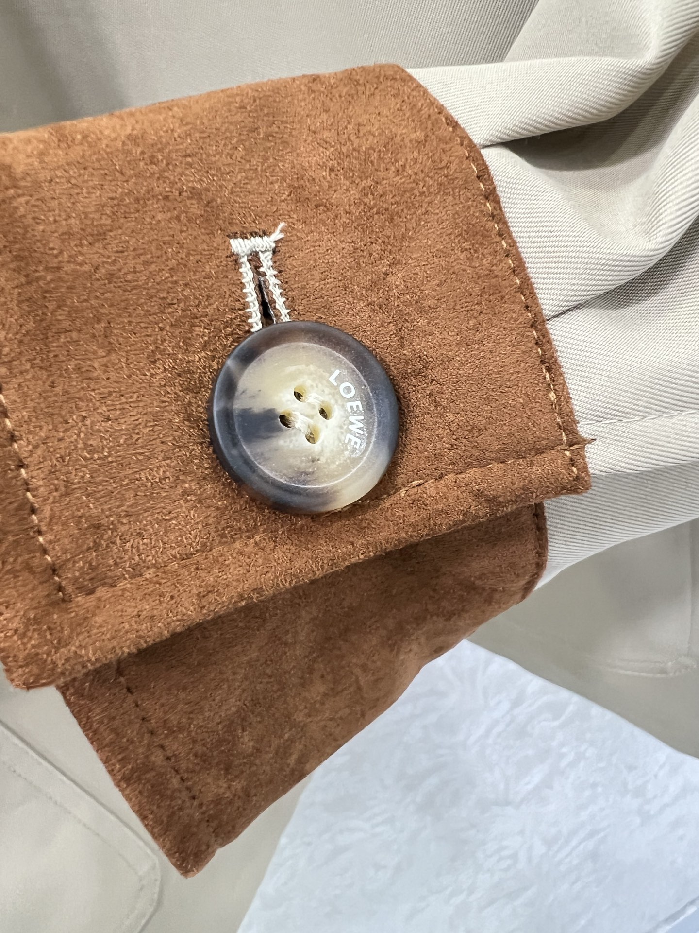 🔥🔥Loew*25新款麂皮绒领翻领夹克外套 美拉德色系 袖口可卷边露出格子内衬 单排扣胸前经典皮标装饰 