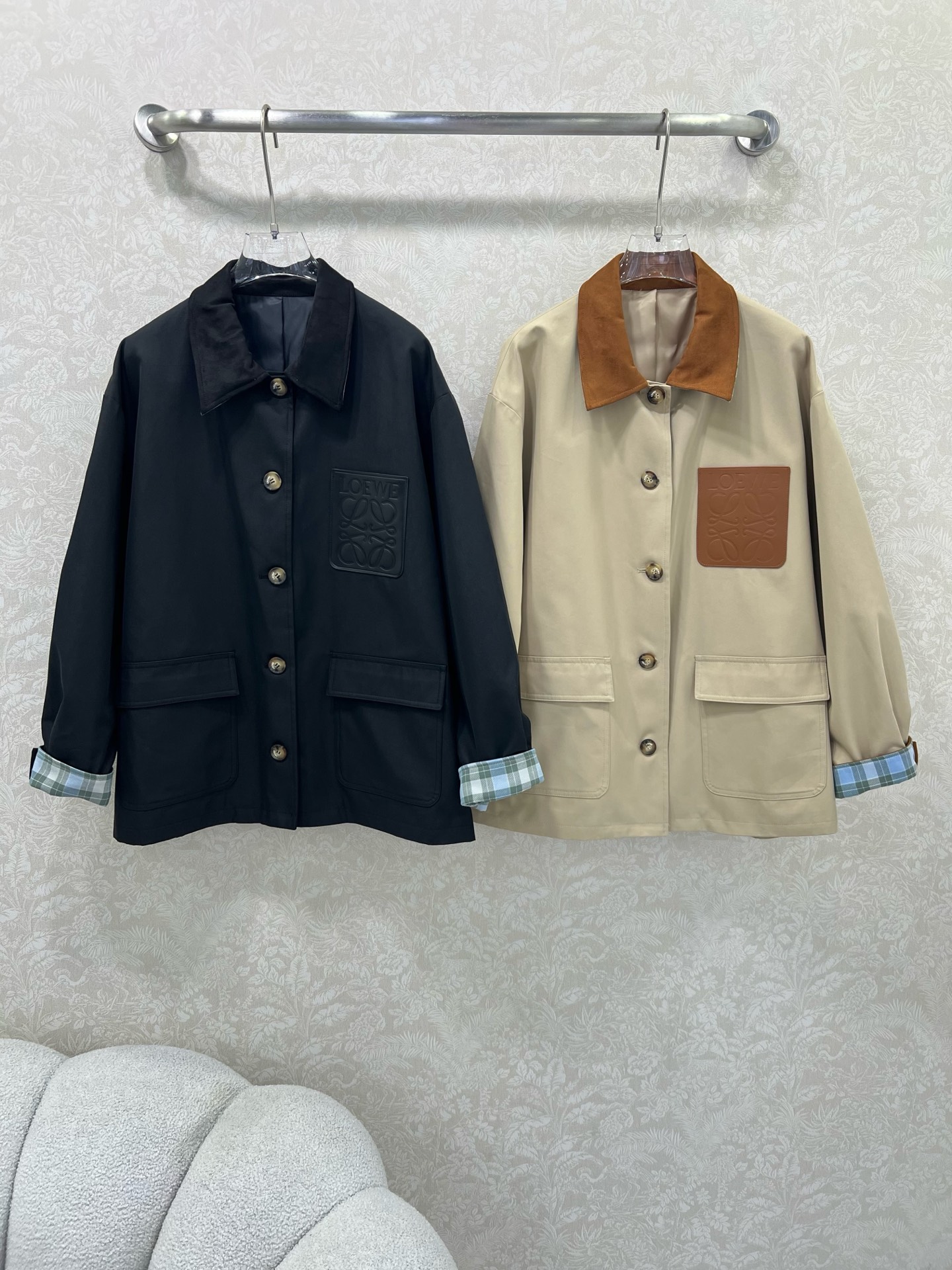 🔥🔥Loew*25新款麂皮绒领翻领夹克外套 美拉德色系 袖口可卷边露出格子内衬 单排扣胸前经典皮标装饰 