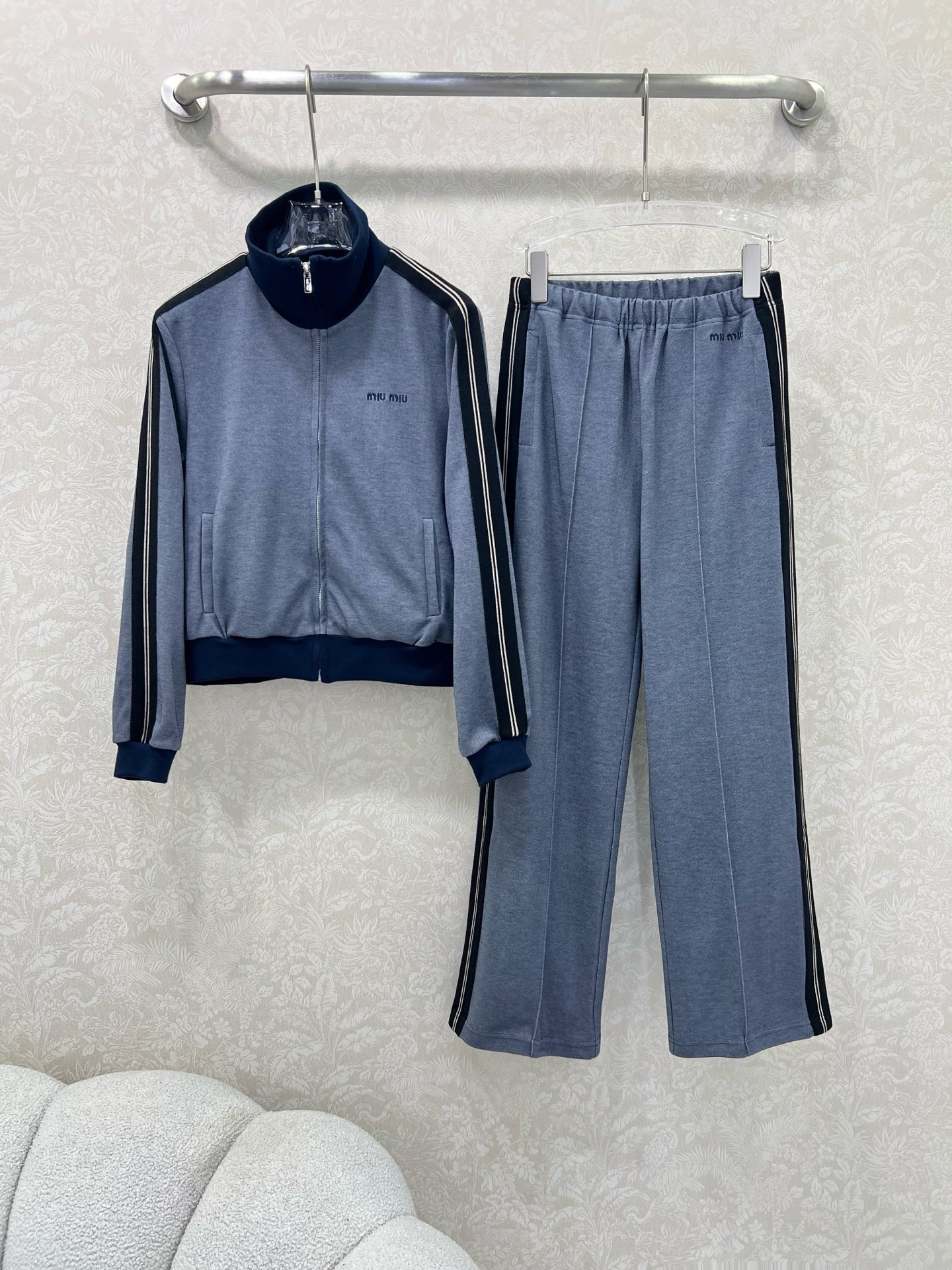 🔥🔥miumi* 25新款学院风运动休闲夹克 ➕长裤 整套出售 采用定制的运动风棉质面料，轻薄柔软，触手