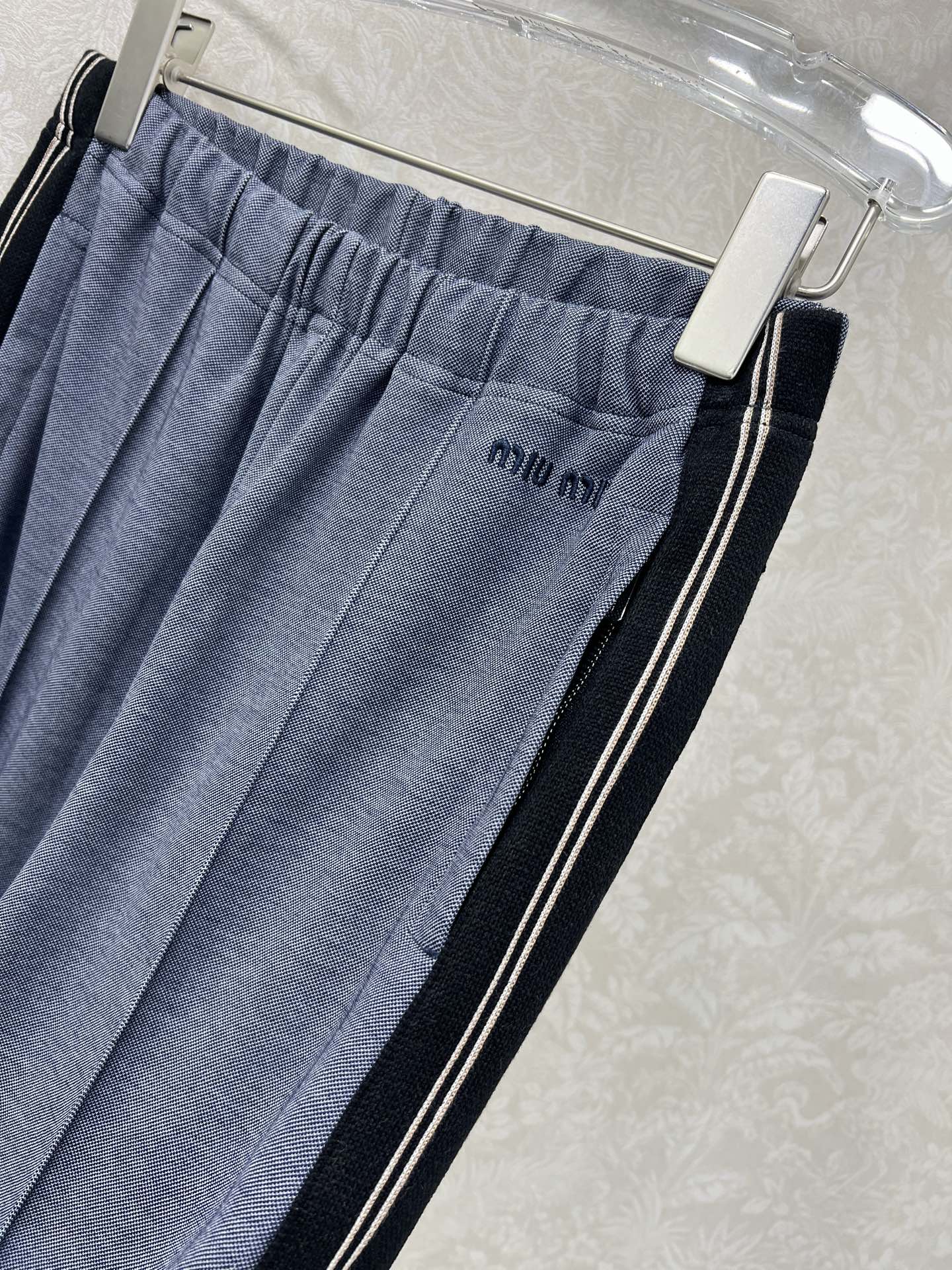 🔥🔥miumi* 25新款学院风运动休闲夹克 ➕长裤 整套出售 采用定制的运动风棉质面料，轻薄柔软，触手