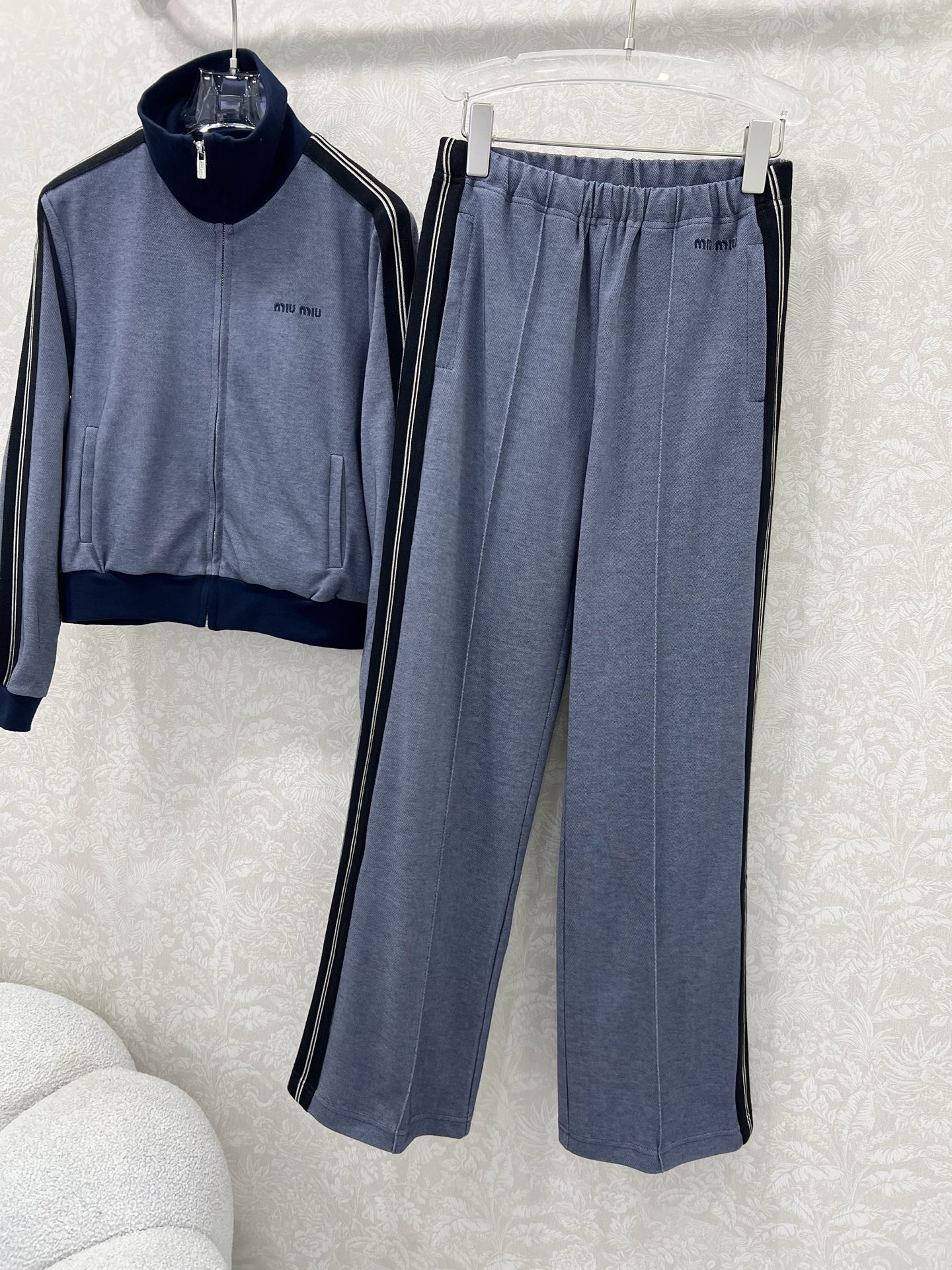 🔥🔥miumi* 25新款学院风运动休闲夹克 ➕长裤 整套出售 采用定制的运动风棉质面料，轻薄柔软，触手