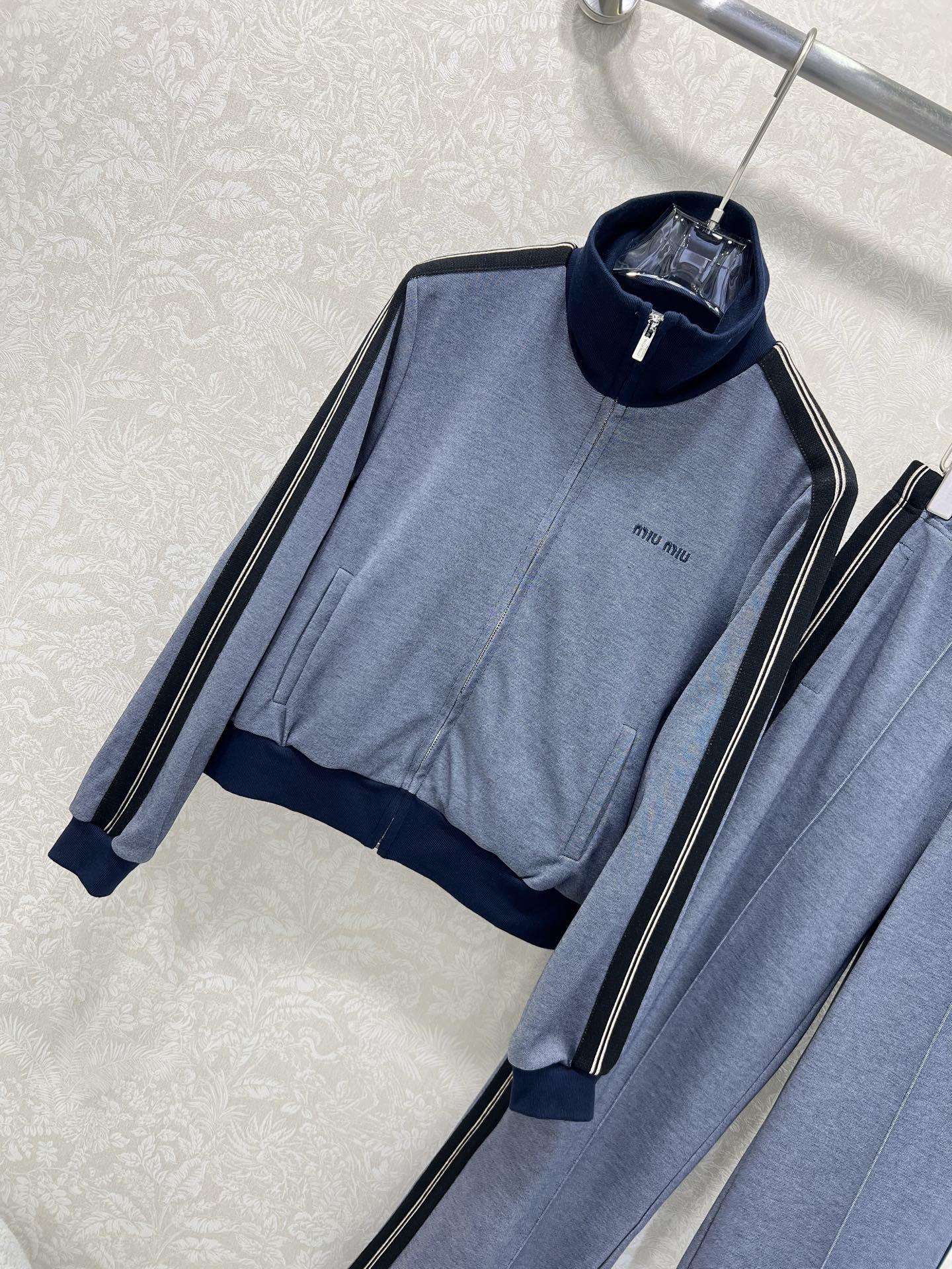 🔥🔥miumi* 25新款学院风运动休闲夹克 ➕长裤 整套出售 采用定制的运动风棉质面料，轻薄柔软，触手