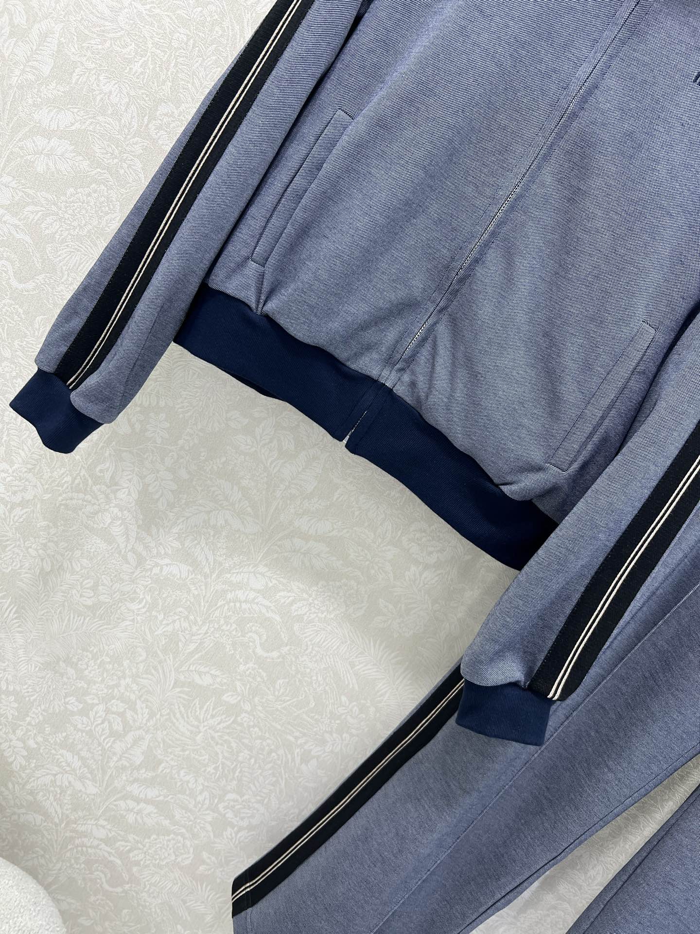 🔥🔥miumi* 25新款学院风运动休闲夹克 ➕长裤 整套出售 采用定制的运动风棉质面料，轻薄柔软，触手