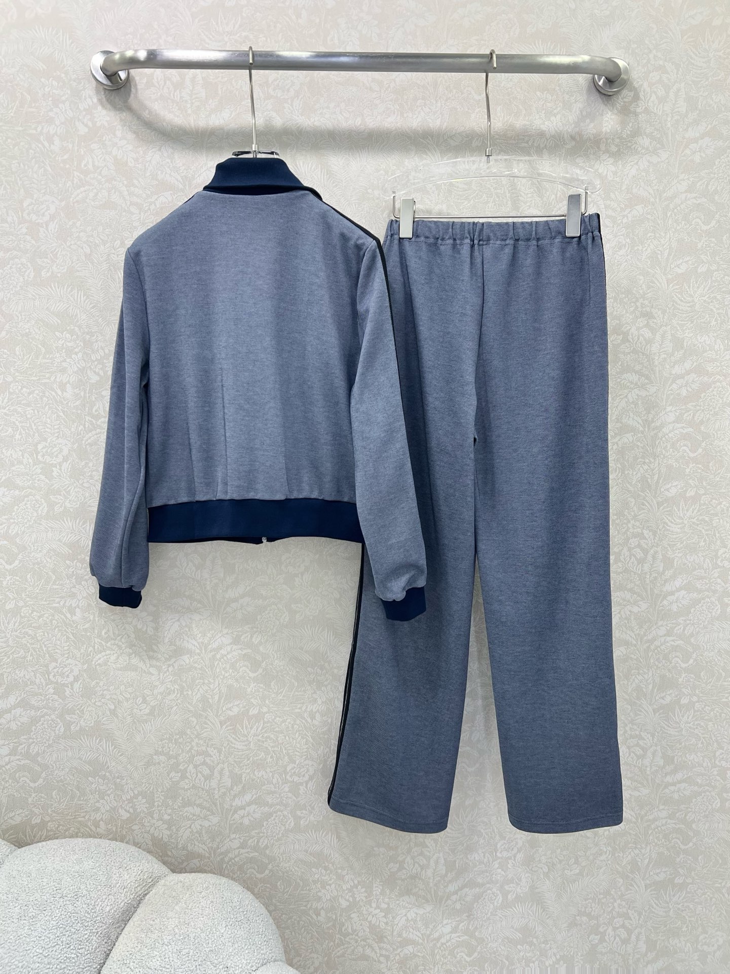 🔥🔥miumi* 25新款学院风运动休闲夹克 ➕长裤 整套出售 采用定制的运动风棉质面料，轻薄柔软，触手