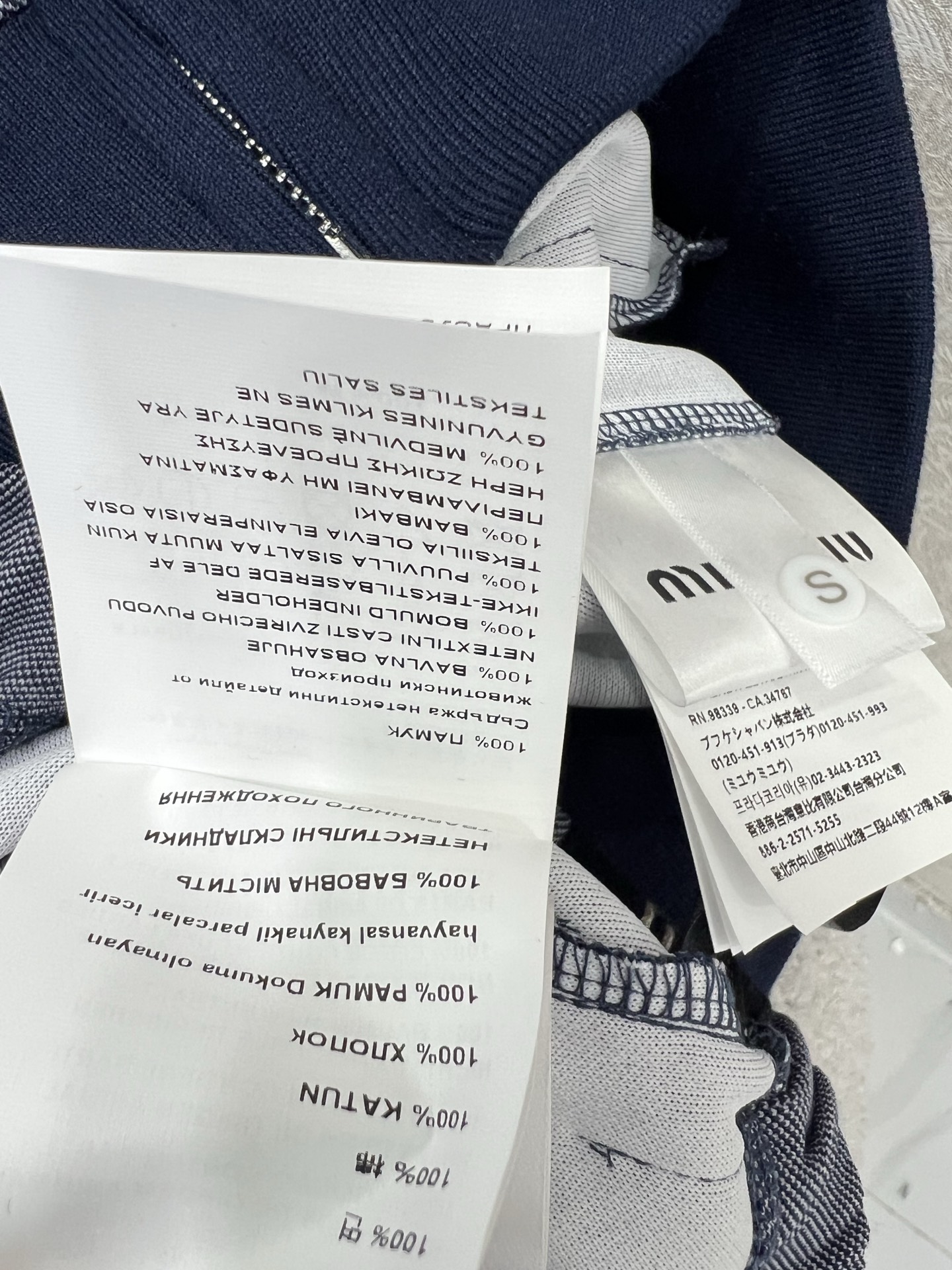 🔥🔥miumi* 25新款学院风运动休闲夹克 ➕长裤 整套出售 采用定制的运动风棉质面料，轻薄柔软，触手