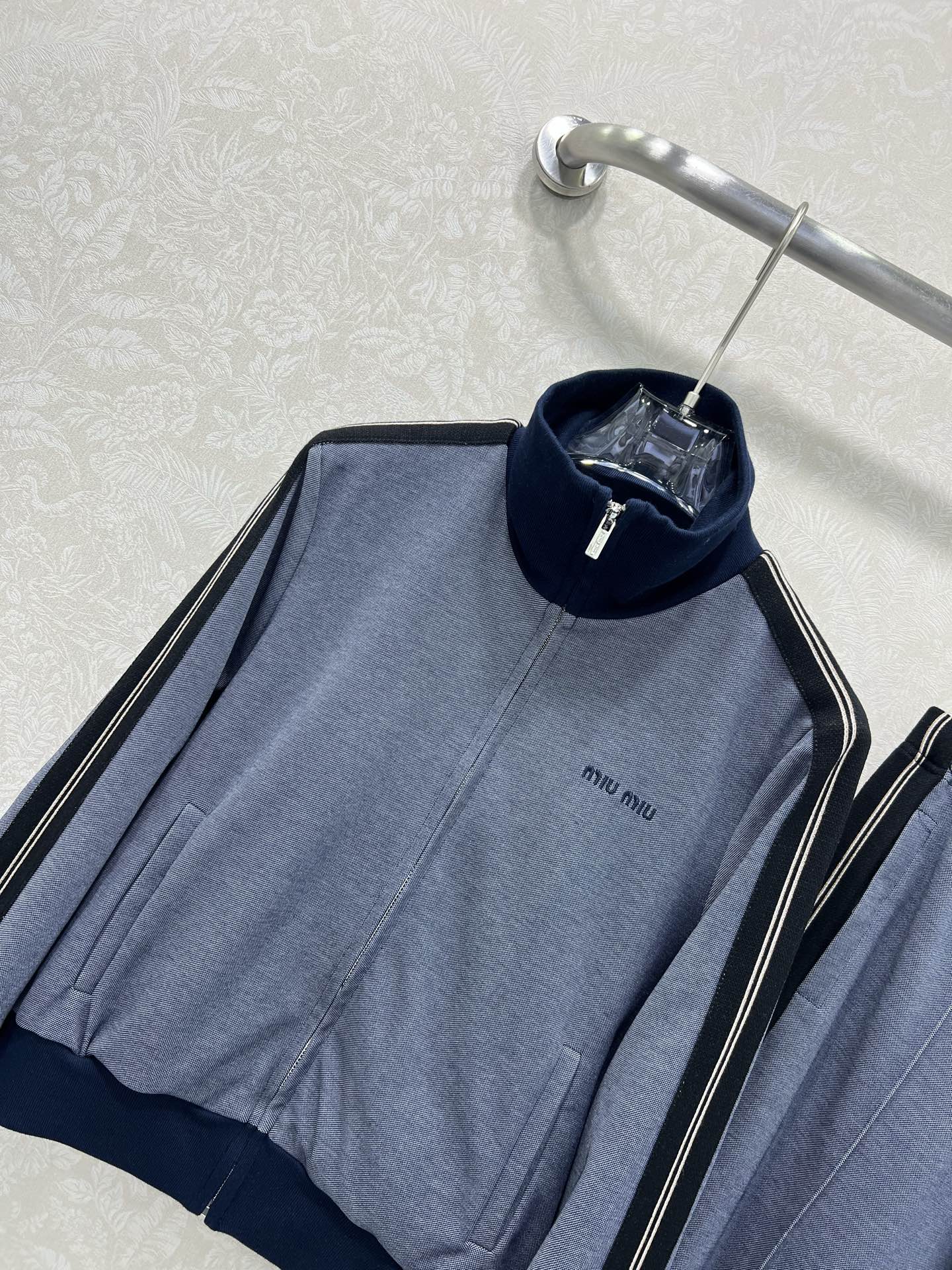 🔥🔥miumi* 25新款学院风运动休闲夹克 ➕长裤 整套出售 采用定制的运动风棉质面料，轻薄柔软，触手