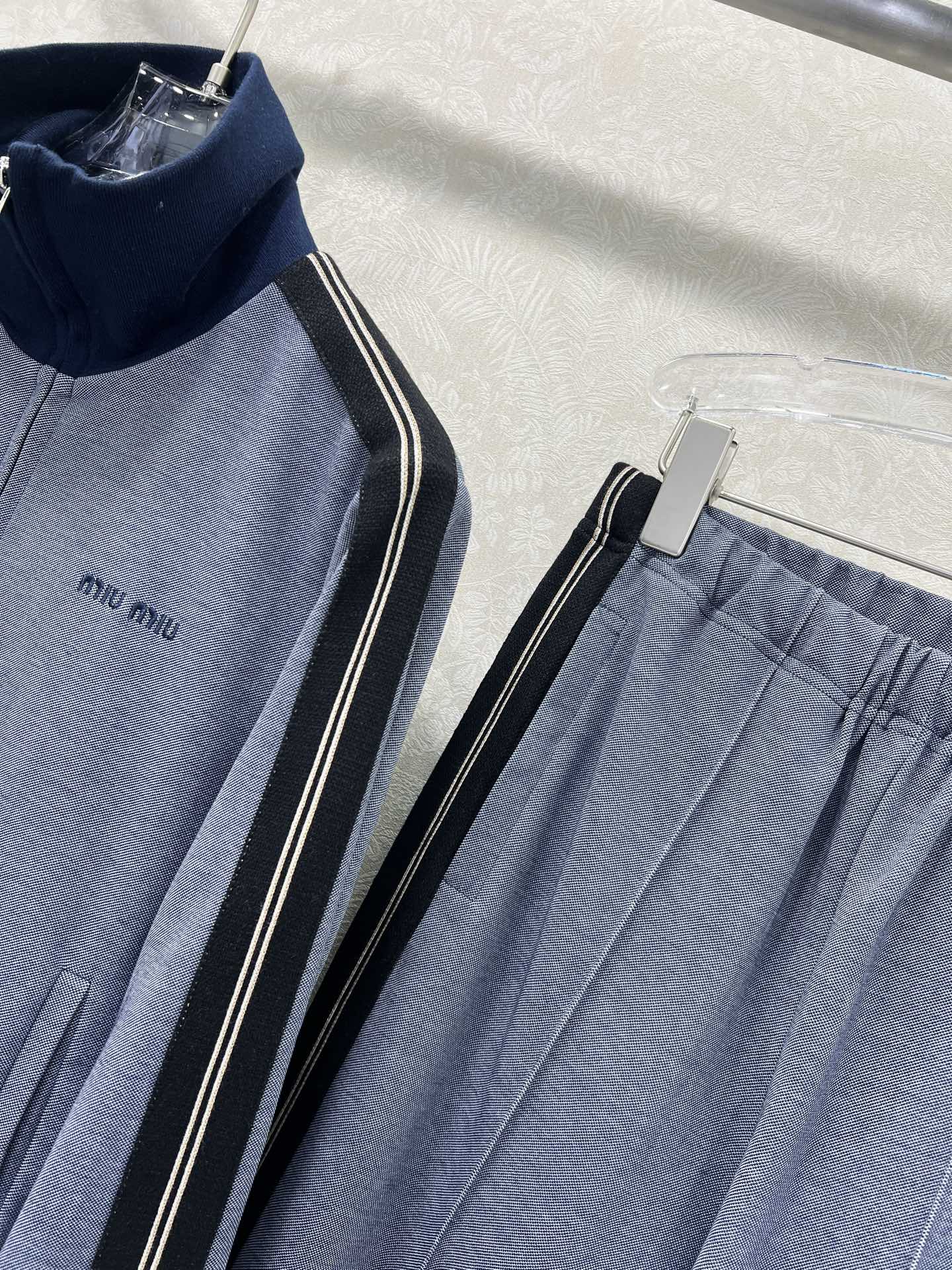 🔥🔥miumi* 25新款学院风运动休闲夹克 ➕长裤 整套出售 采用定制的运动风棉质面料，轻薄柔软，触手