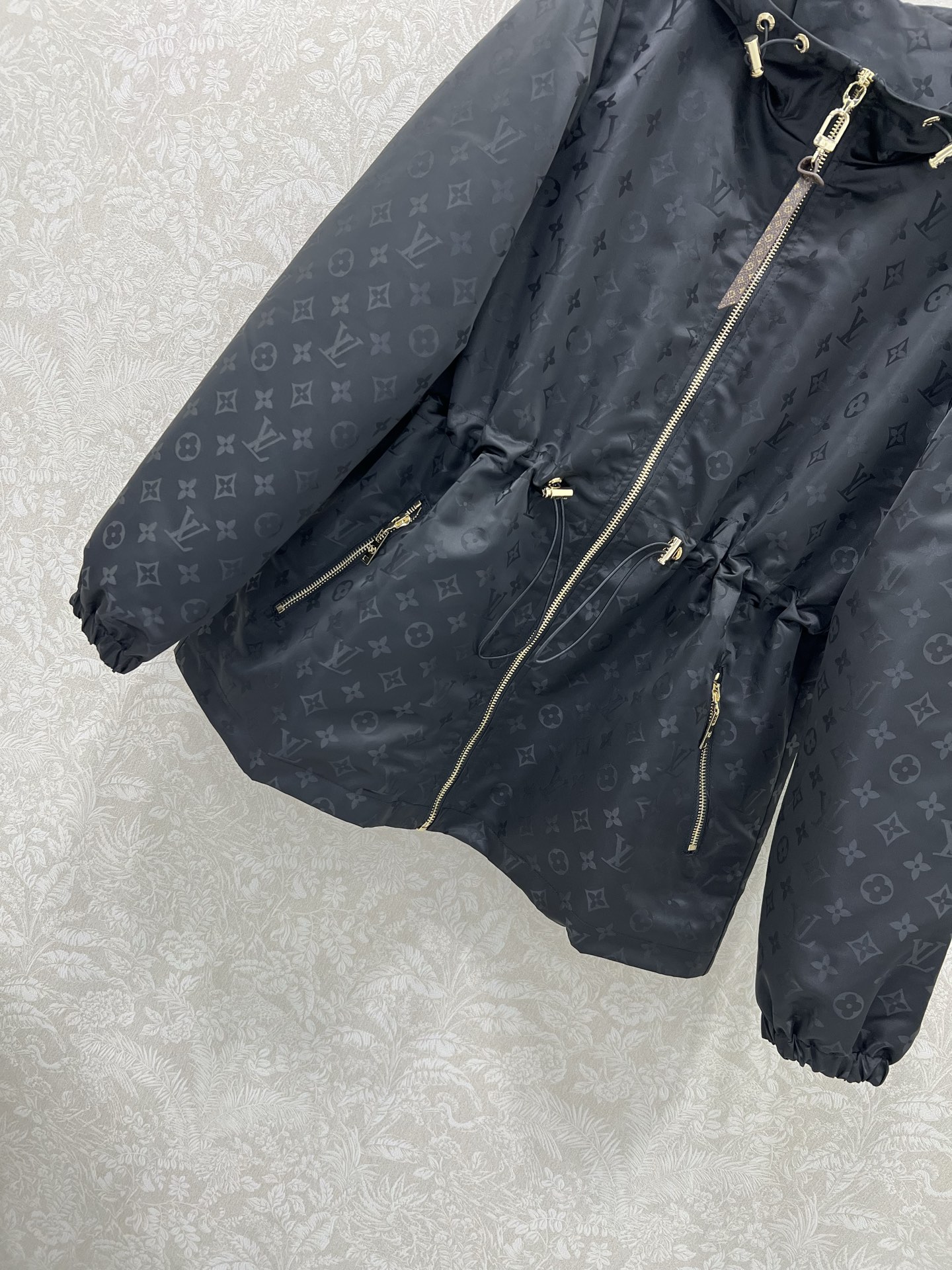 🔥🔥Louis Vuitt*n25新款连帽暗纹老花印花拉链冲锋衣 定制YB进口环保再生尼龙材质 工艺处理