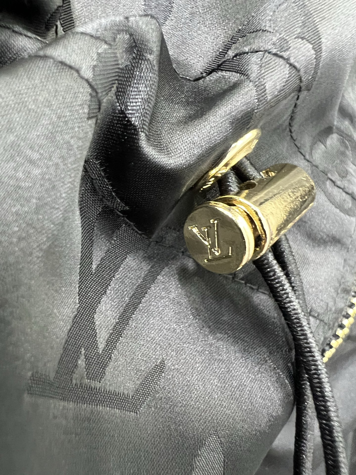🔥🔥Louis Vuitt*n25新款连帽暗纹老花印花拉链冲锋衣 定制YB进口环保再生尼龙材质 工艺处理