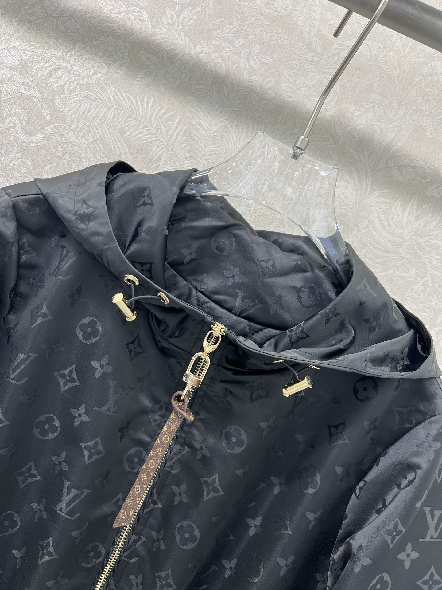 🔥🔥Louis Vuitt*n25新款连帽暗纹老花印花拉链冲锋衣 定制YB进口环保再生尼龙材质 工艺处理