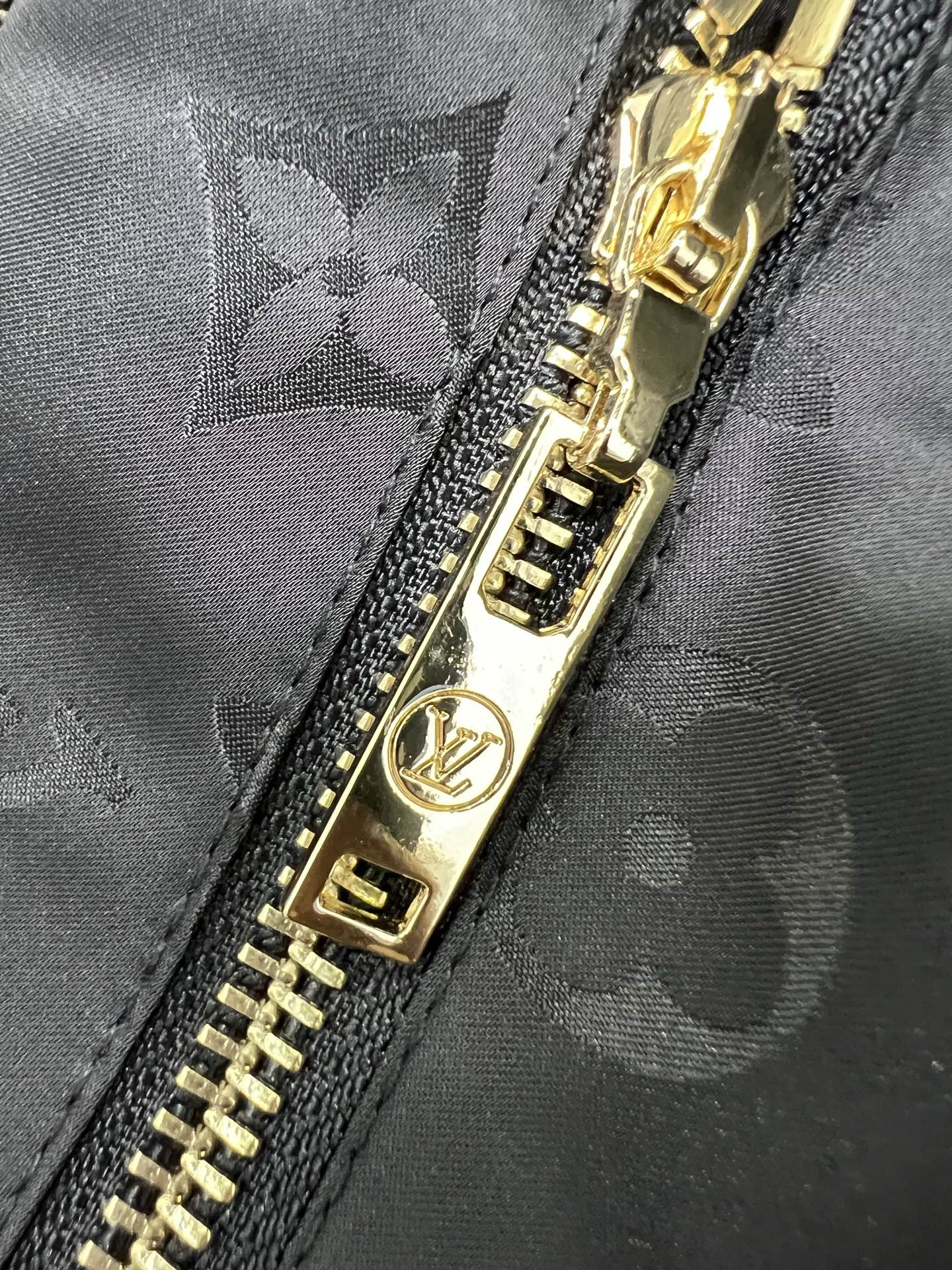 🔥🔥Louis Vuitt*n25新款连帽暗纹老花印花拉链冲锋衣 定制YB进口环保再生尼龙材质 工艺处理