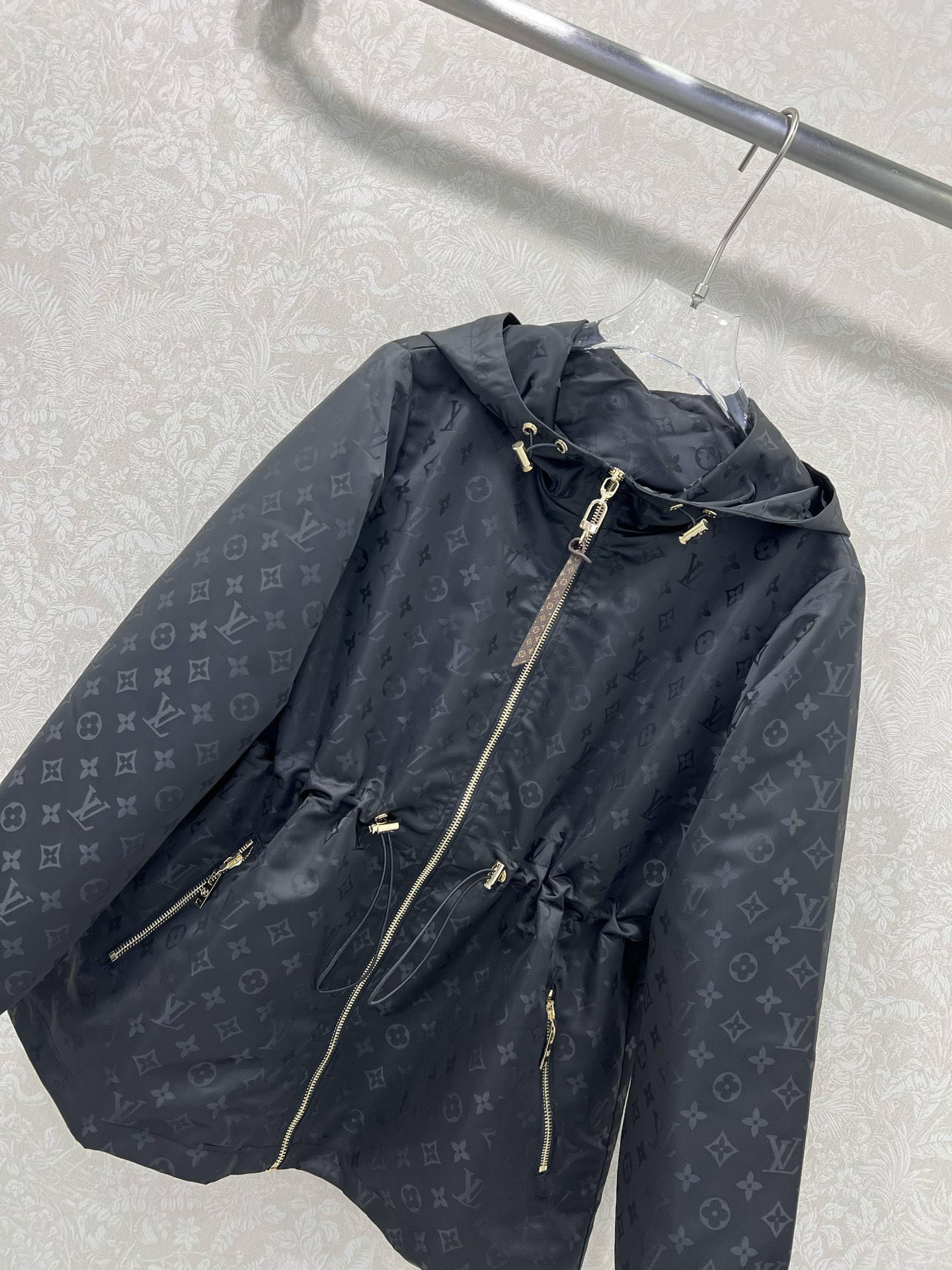 🔥🔥Louis Vuitt*n25新款连帽暗纹老花印花拉链冲锋衣 定制YB进口环保再生尼龙材质 工艺处理