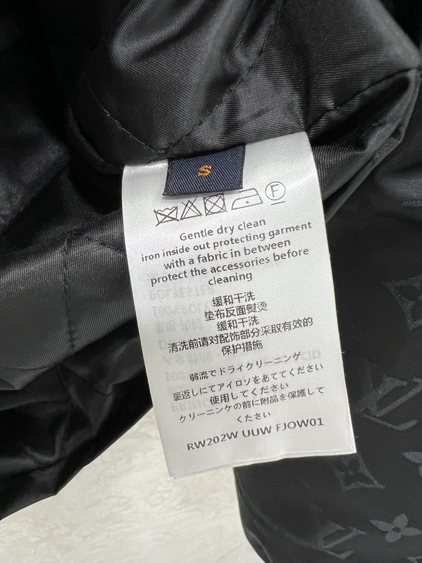 🔥🔥Louis Vuitt*n25新款连帽暗纹老花印花拉链冲锋衣 定制YB进口环保再生尼龙材质 工艺处理