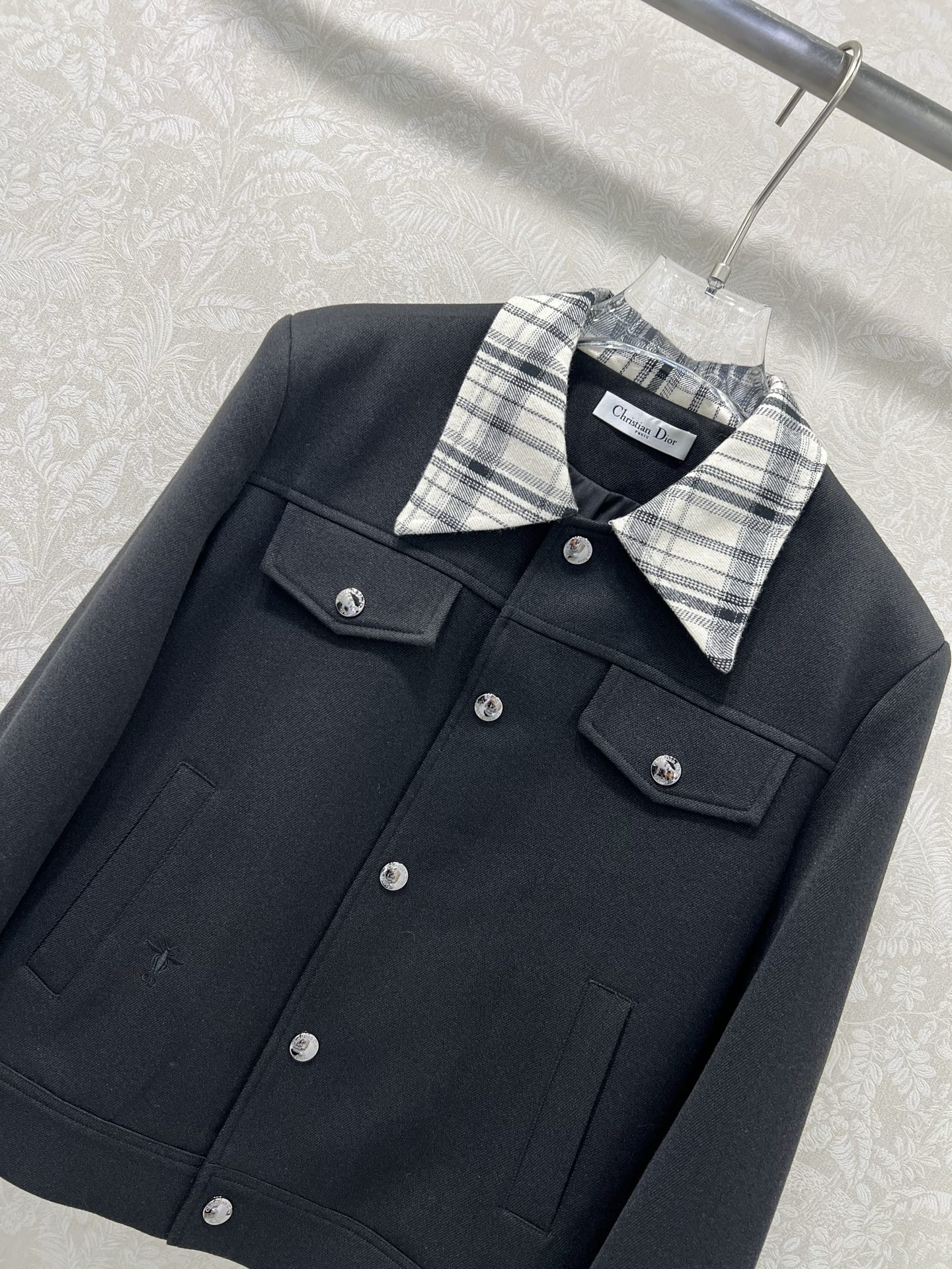 🔥🔥DIO*25新款含羊毛短夹克外套❗️领口袖口拼接格子面料 软糯亲肤 定制五金纽扣搭配小蜜蜂刺绣 胸前