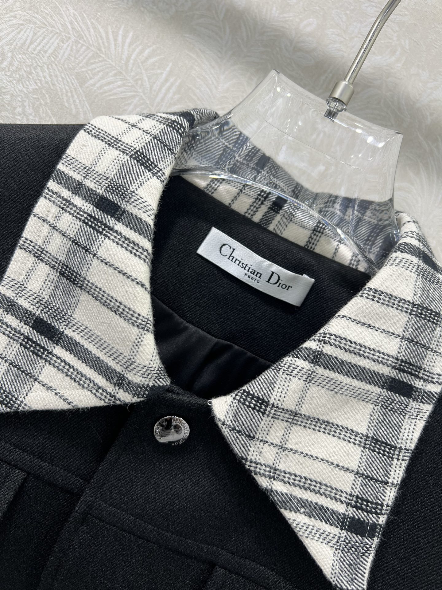 🔥🔥DIO*25新款含羊毛短夹克外套❗️领口袖口拼接格子面料 软糯亲肤 定制五金纽扣搭配小蜜蜂刺绣 胸前