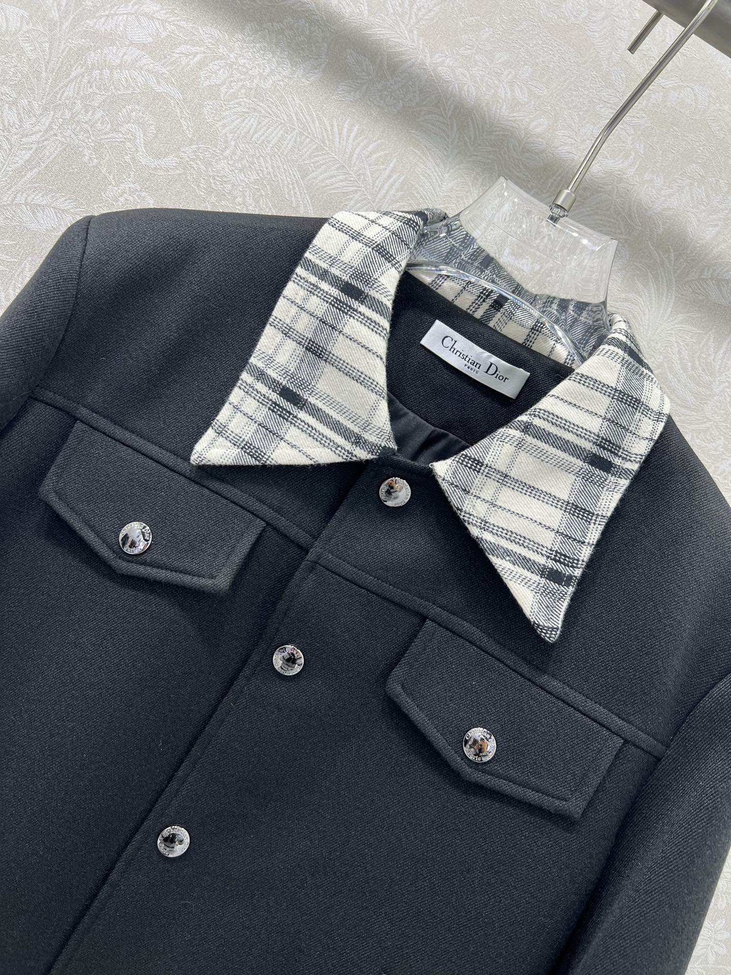 🔥🔥DIO*25新款含羊毛短夹克外套❗️领口袖口拼接格子面料 软糯亲肤 定制五金纽扣搭配小蜜蜂刺绣 胸前