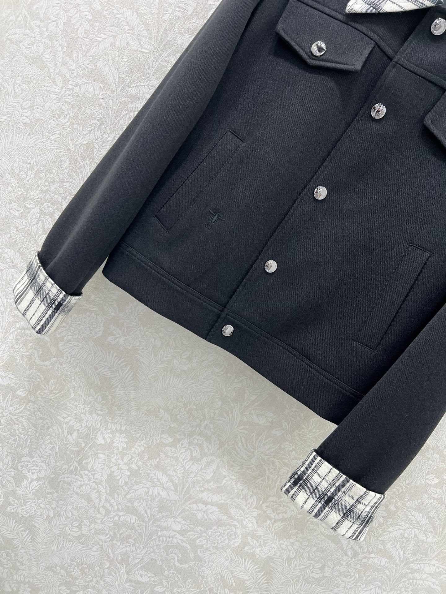 🔥🔥DIO*25新款含羊毛短夹克外套❗️领口袖口拼接格子面料 软糯亲肤 定制五金纽扣搭配小蜜蜂刺绣 胸前