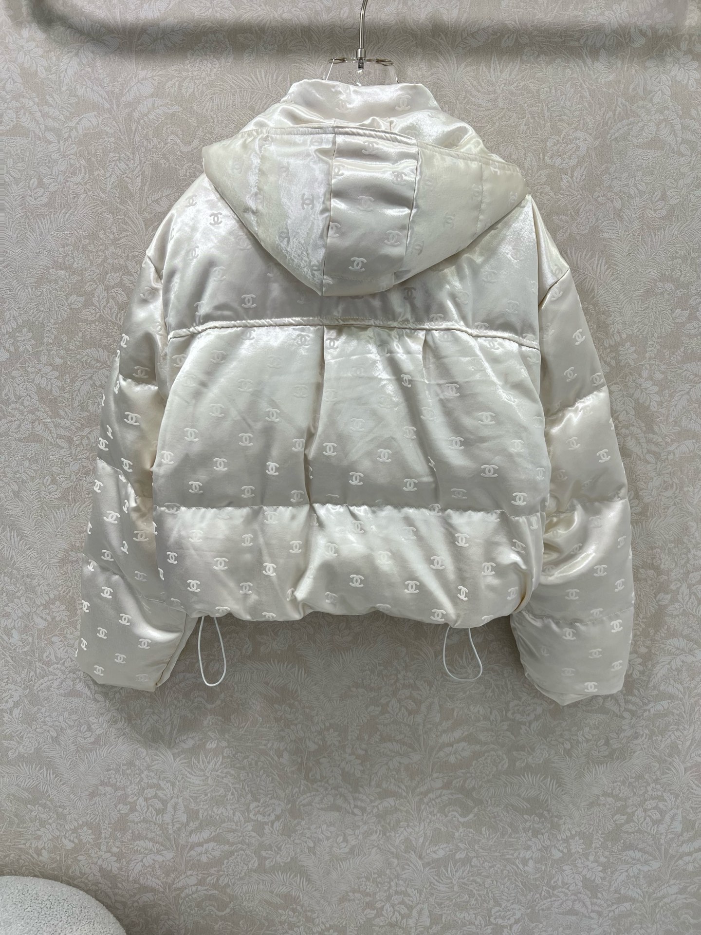 🔥🔥chan*l 25秋冬新款连帽植绒绸缎羽绒外套 90白鸭绒 双c logo植绒满印时髦好看 版型很赞