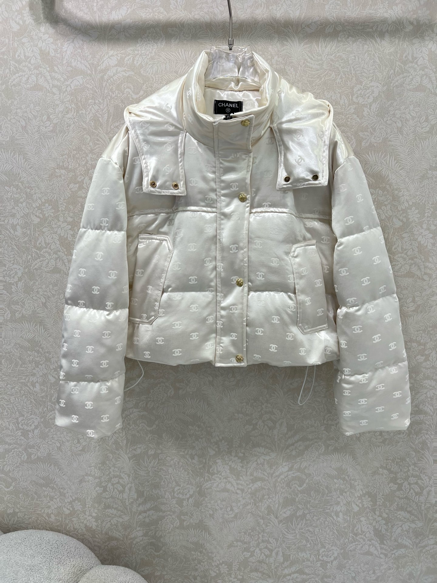 🔥🔥chan*l 25秋冬新款连帽植绒绸缎羽绒外套 90白鸭绒 双c logo植绒满印时髦好看 版型很赞