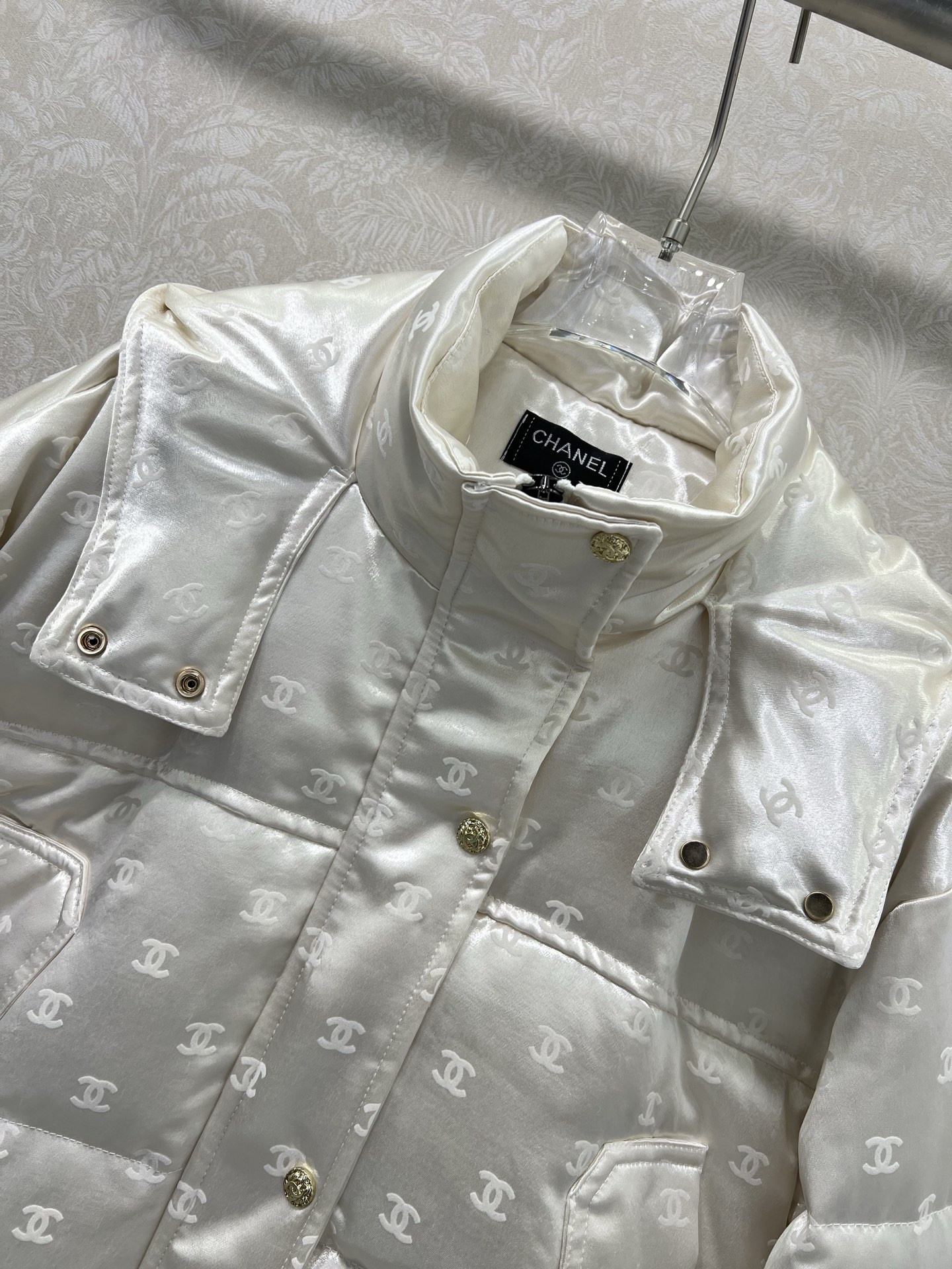 🔥🔥chan*l 25秋冬新款连帽植绒绸缎羽绒外套 90白鸭绒 双c logo植绒满印时髦好看 版型很赞