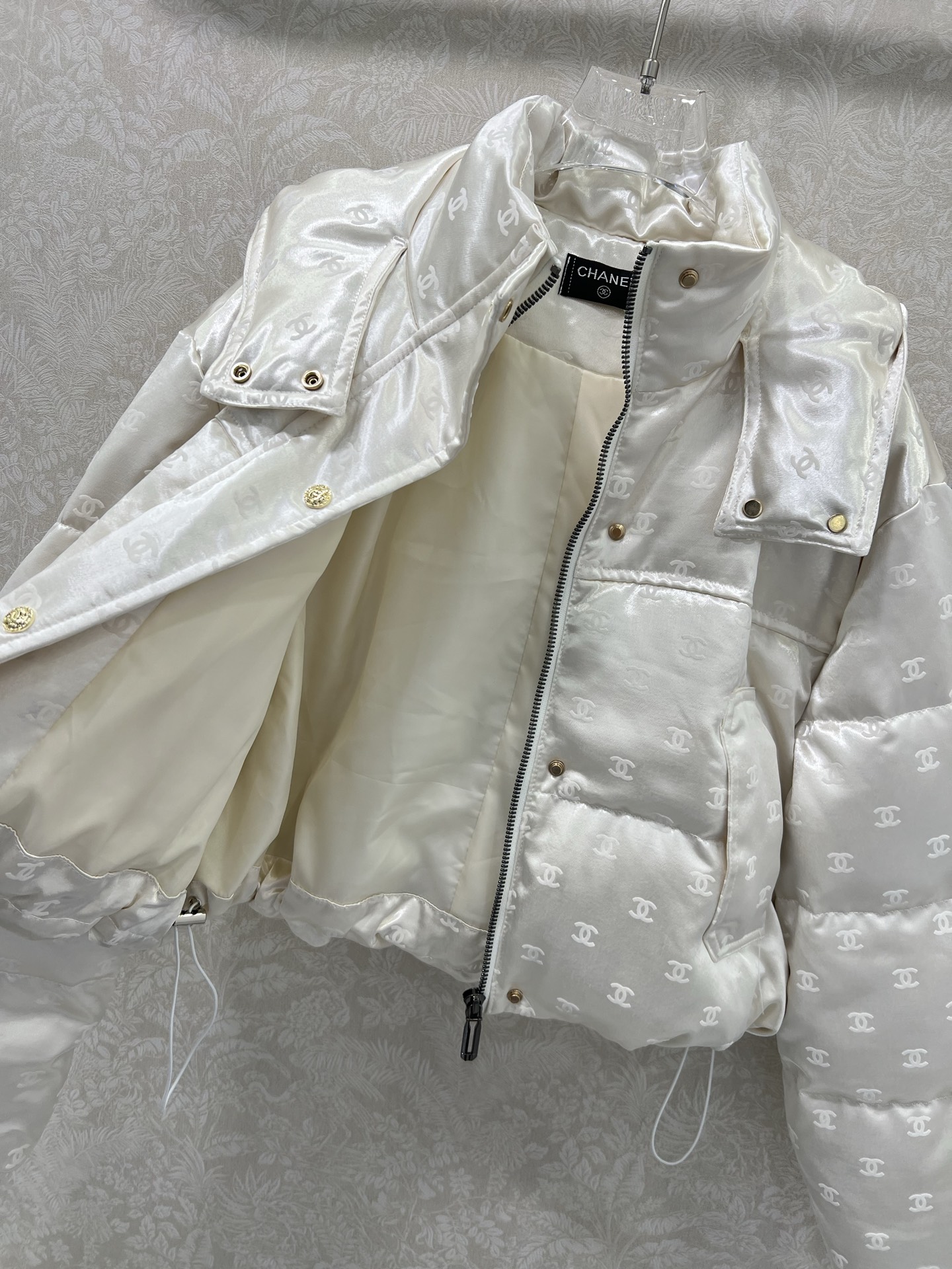 🔥🔥chan*l 25秋冬新款连帽植绒绸缎羽绒外套 90白鸭绒 双c logo植绒满印时髦好看 版型很赞