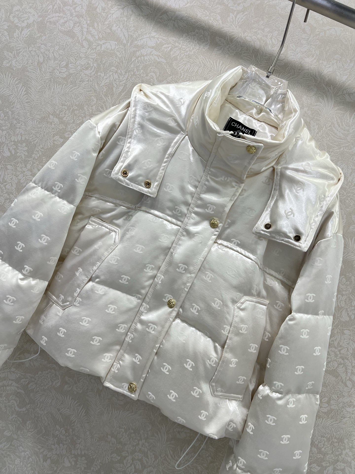 🔥🔥chan*l 25秋冬新款连帽植绒绸缎羽绒外套 90白鸭绒 双c logo植绒满印时髦好看 版型很赞