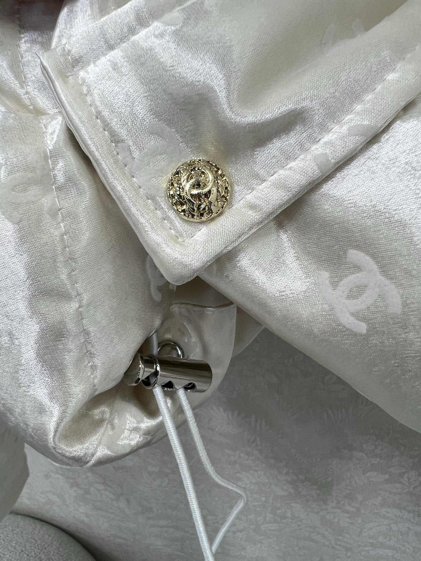 🔥🔥chan*l 25秋冬新款连帽植绒绸缎羽绒外套 90白鸭绒 双c logo植绒满印时髦好看 版型很赞