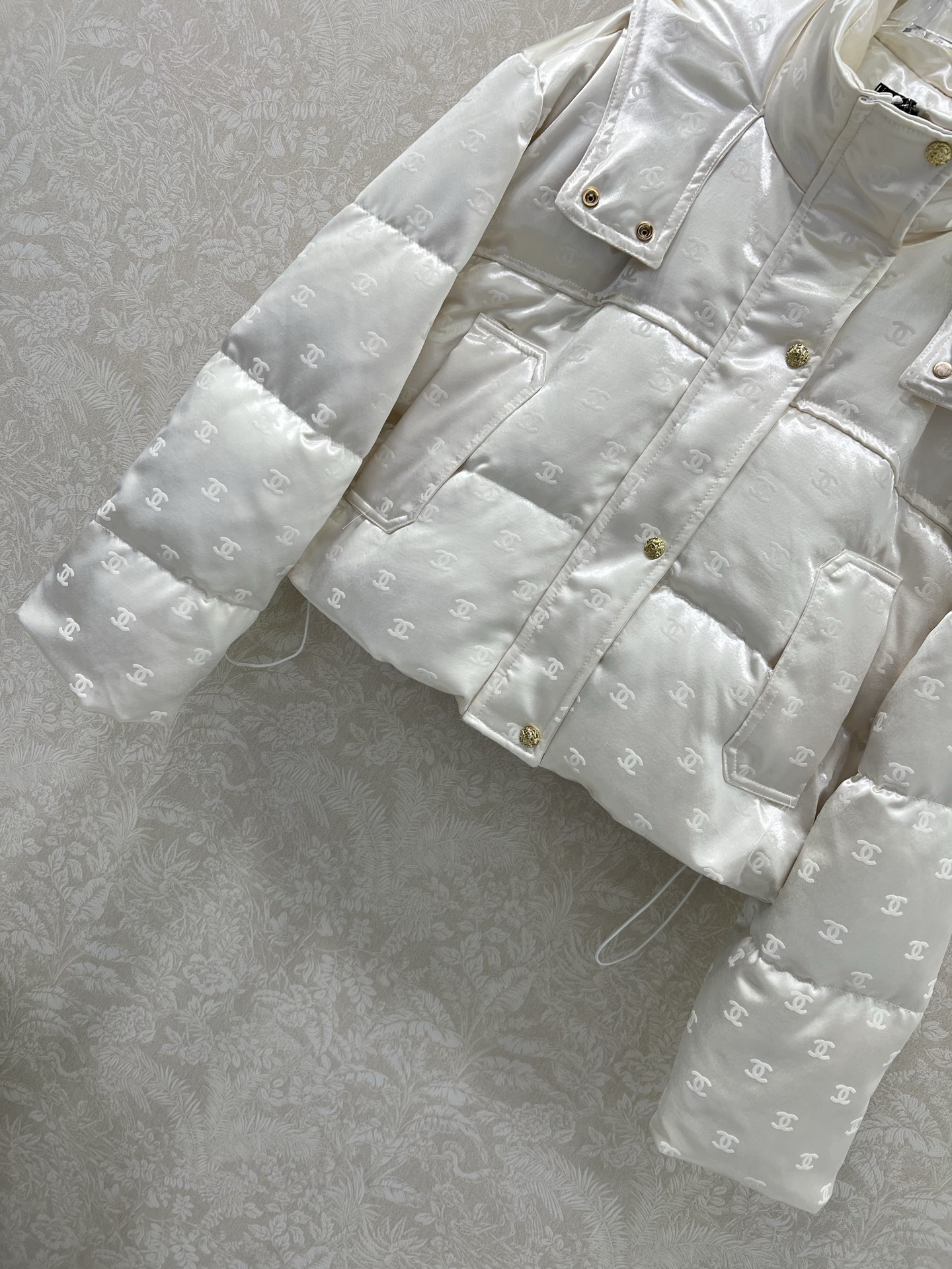 🔥🔥chan*l 25秋冬新款连帽植绒绸缎羽绒外套 90白鸭绒 双c logo植绒满印时髦好看 版型很赞