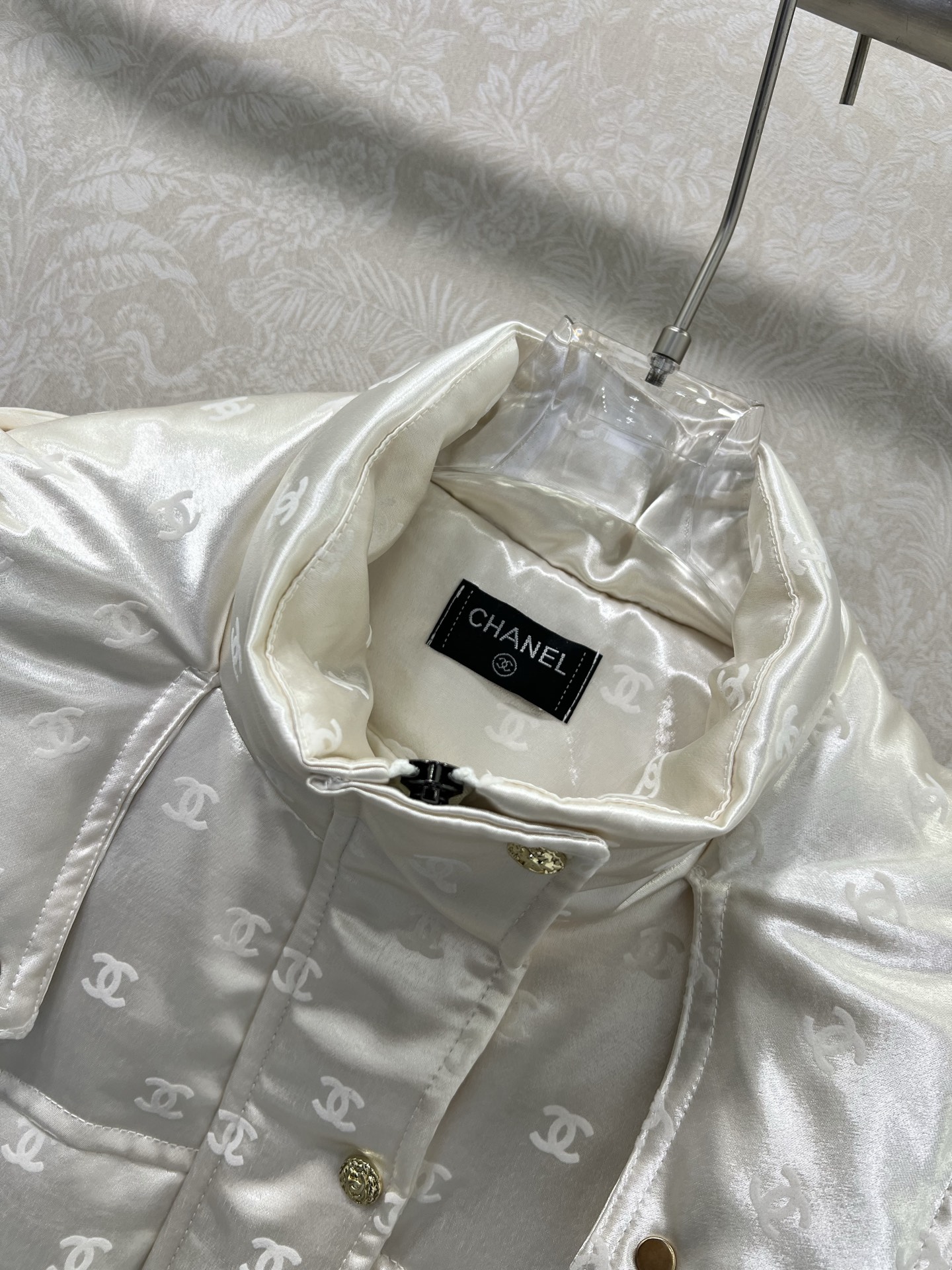 🔥🔥chan*l 25秋冬新款连帽植绒绸缎羽绒外套 90白鸭绒 双c logo植绒满印时髦好看 版型很赞