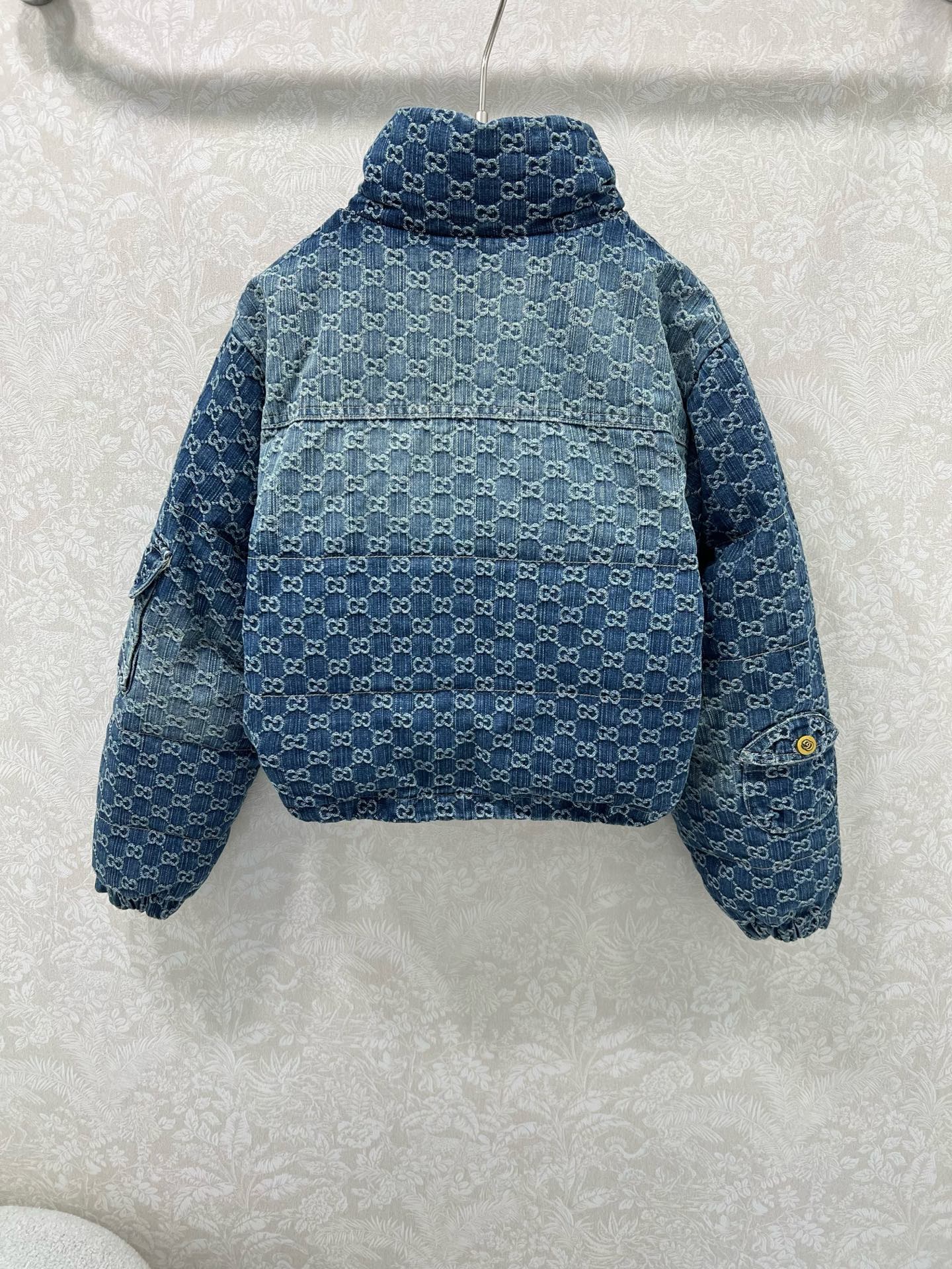 🔥🔥Gucc*25秋冬新款羽绒服 90白鸭绒 双g提花牛仔连帽渐色羽绒 打造视觉层次感 袖子口袋设计 穿