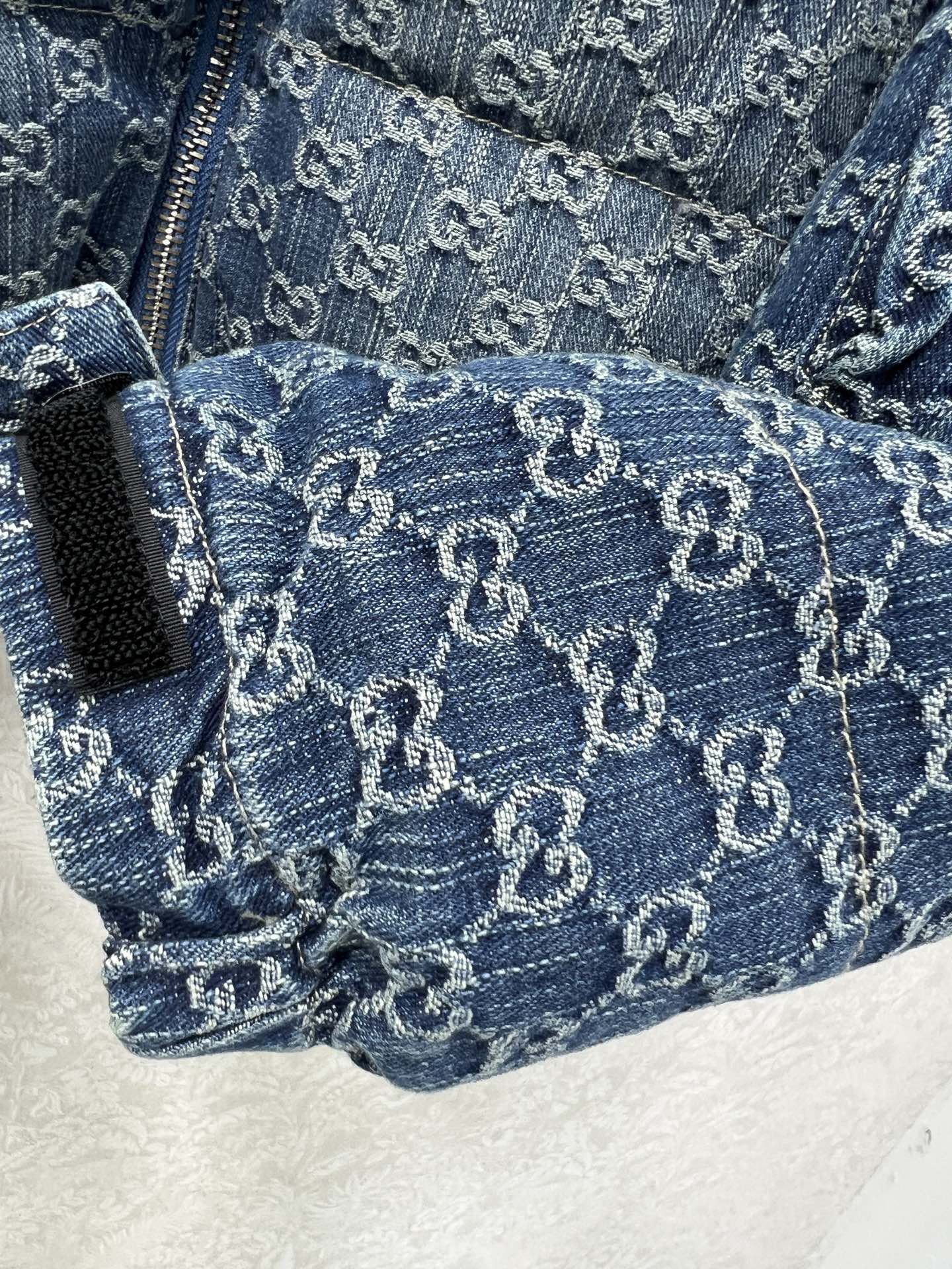 🔥🔥Gucc*25秋冬新款羽绒服 90白鸭绒 双g提花牛仔连帽渐色羽绒 打造视觉层次感 袖子口袋设计 穿