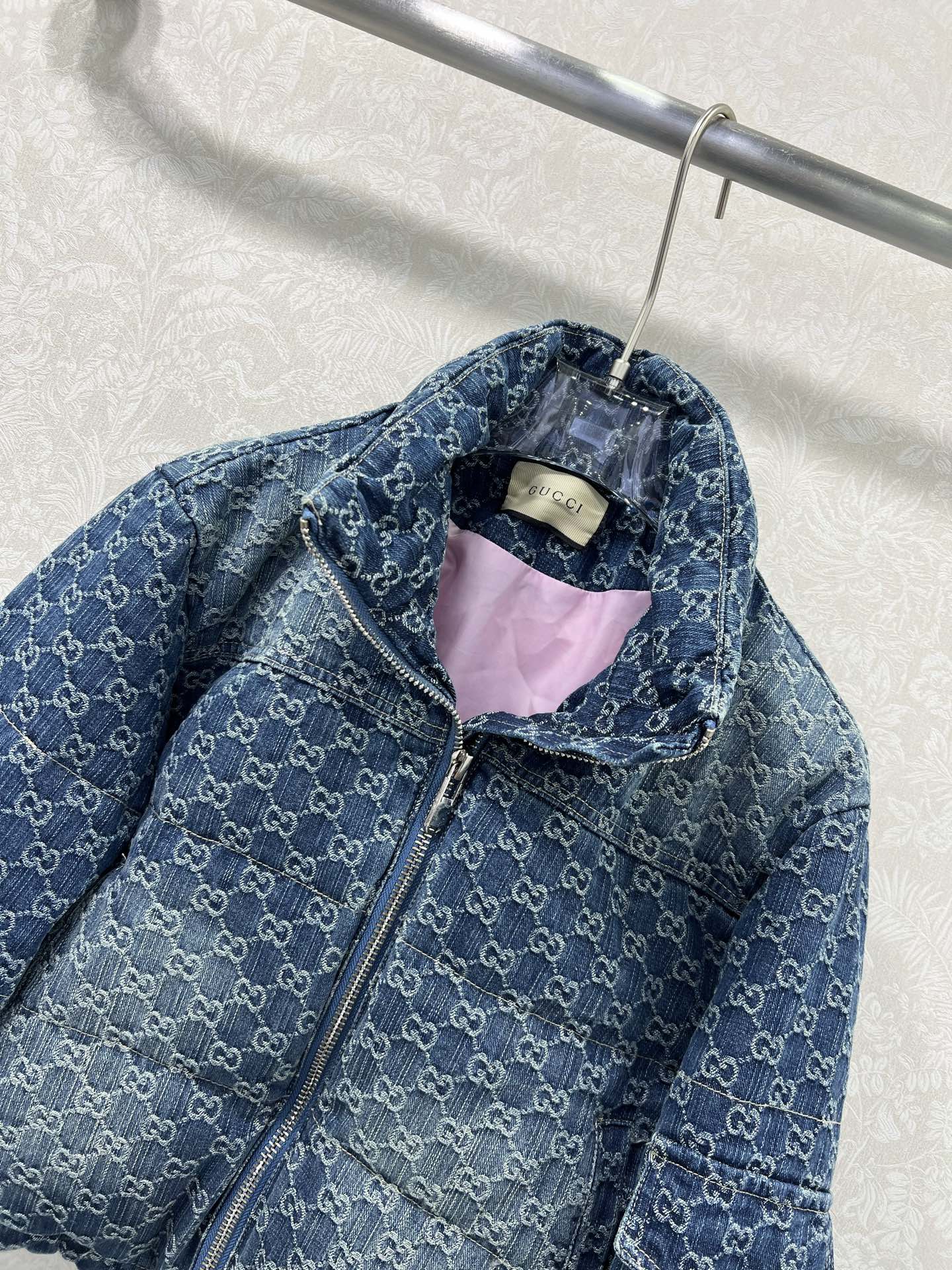 🔥🔥Gucc*25秋冬新款羽绒服 90白鸭绒 双g提花牛仔连帽渐色羽绒 打造视觉层次感 袖子口袋设计 穿