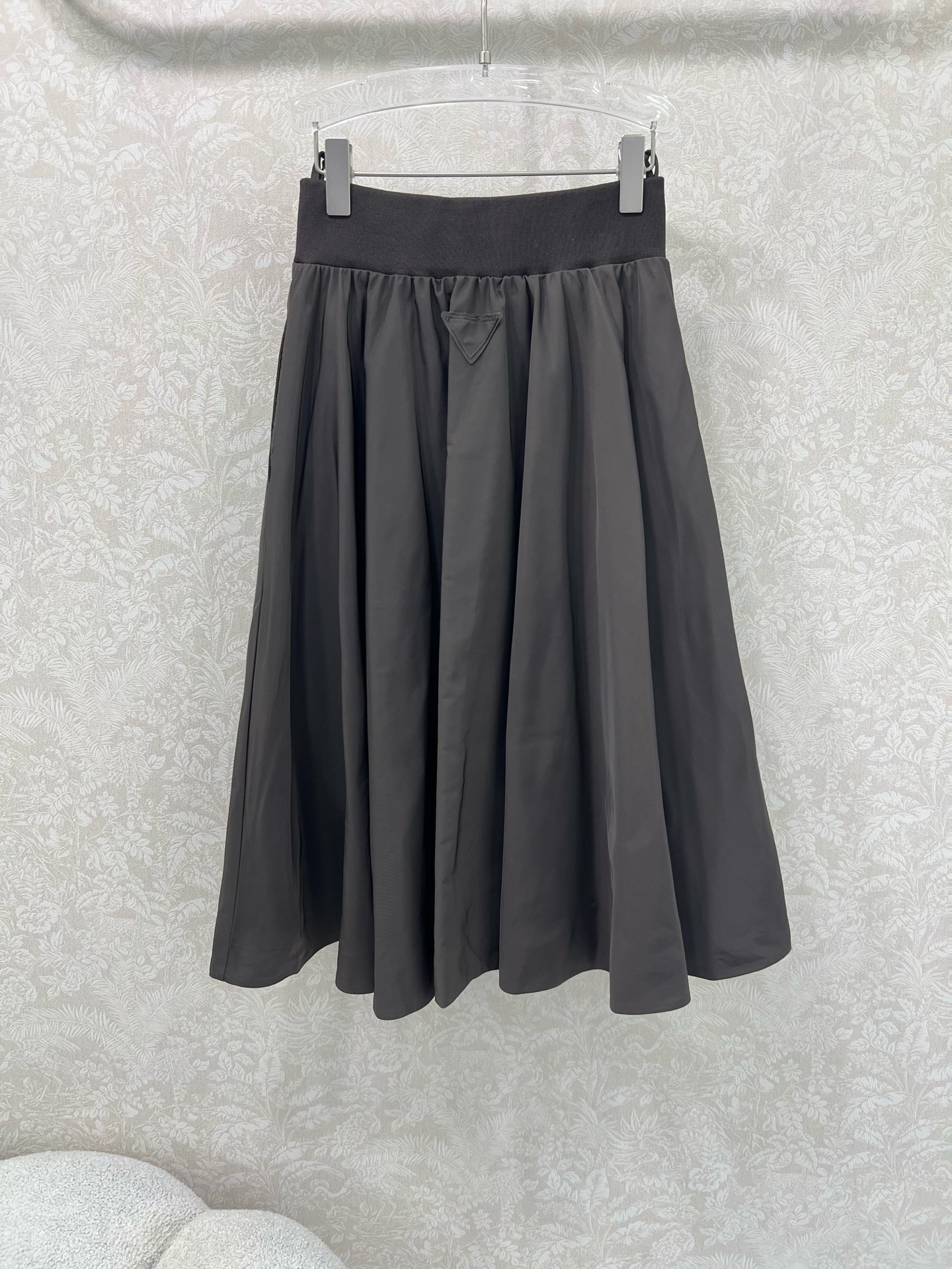 🔥🔥PRAD*普拉*达 25新款咖色系列出货啦 ~大摆拉链半裙伞裙 定制YB进口环保再生尼龙材质 质感轻