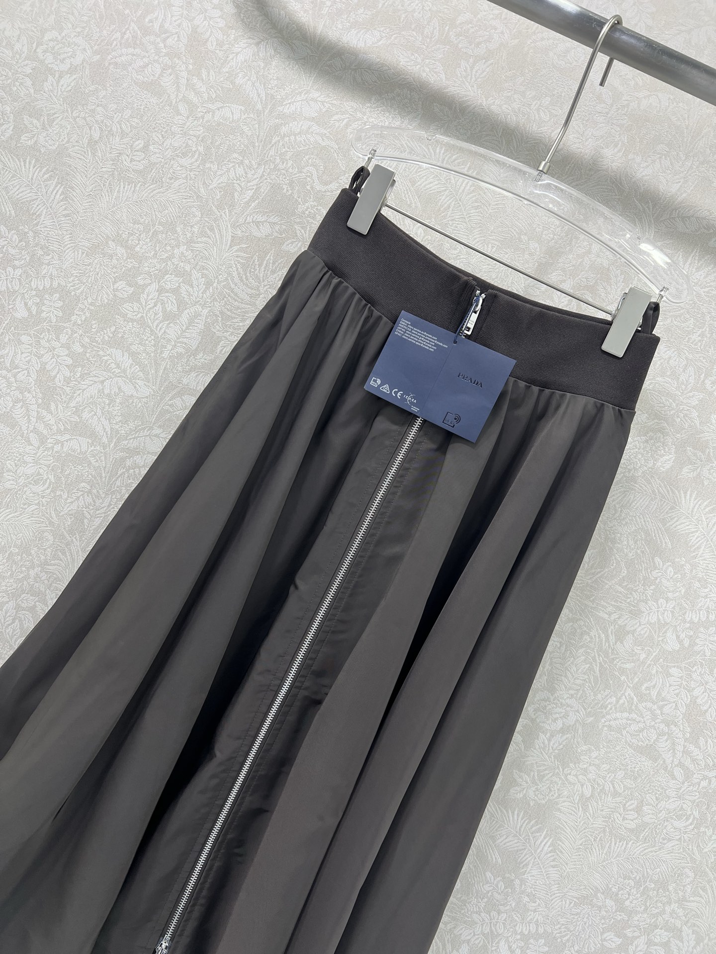 🔥🔥PRAD*普拉*达 25新款咖色系列出货啦 ~大摆拉链半裙伞裙 定制YB进口环保再生尼龙材质 质感轻