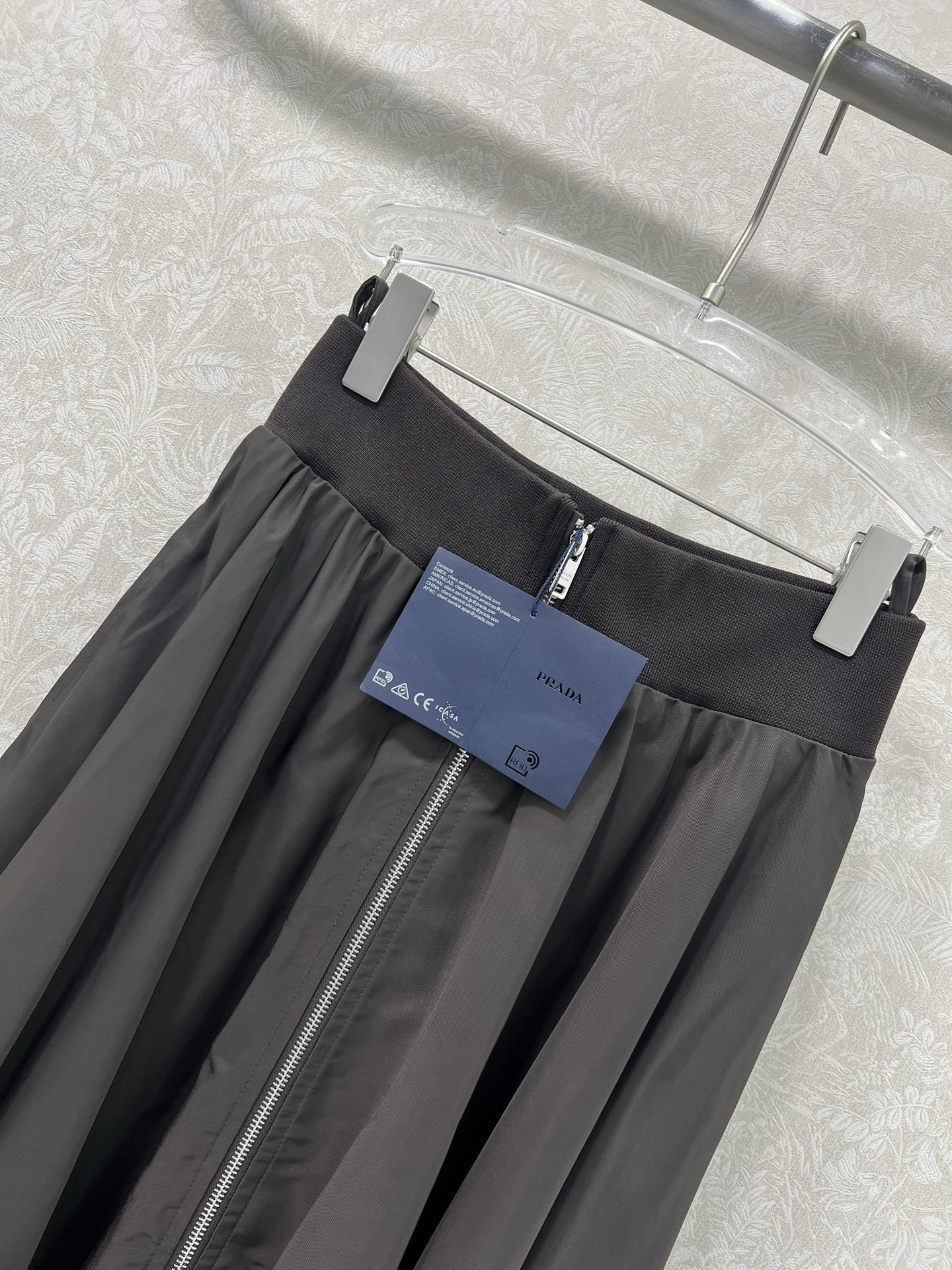 🔥🔥PRAD*普拉*达 25新款咖色系列出货啦 ~大摆拉链半裙伞裙 定制YB进口环保再生尼龙材质 质感轻