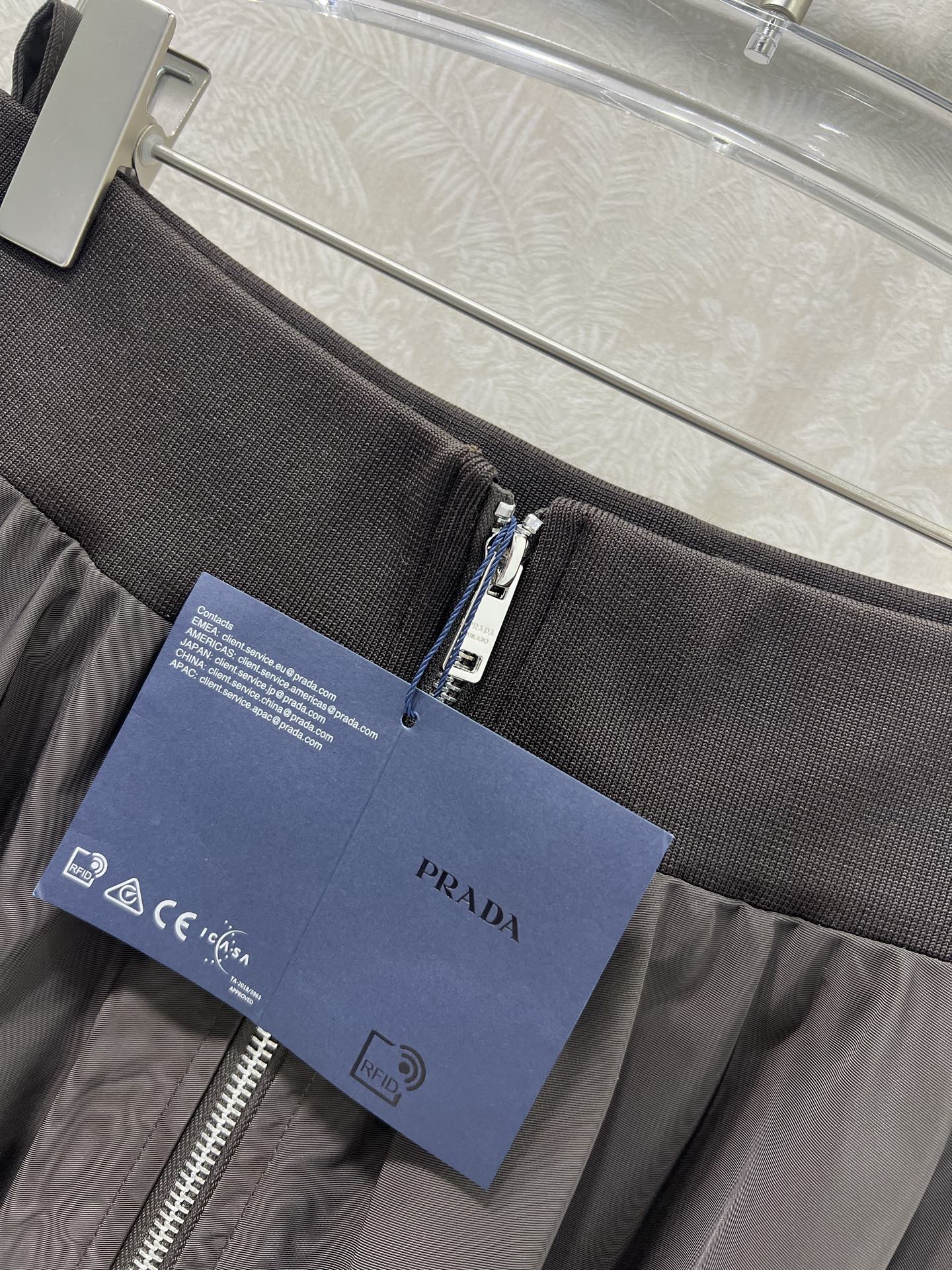 🔥🔥PRAD*普拉*达 25新款咖色系列出货啦 ~大摆拉链半裙伞裙 定制YB进口环保再生尼龙材质 质感轻