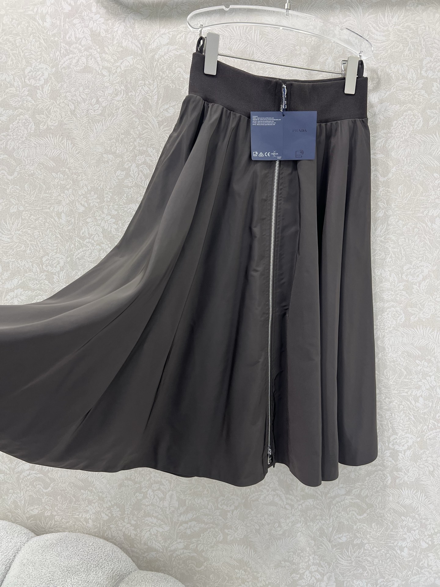 🔥🔥PRAD*普拉*达 25新款咖色系列出货啦 ~大摆拉链半裙伞裙 定制YB进口环保再生尼龙材质 质感轻