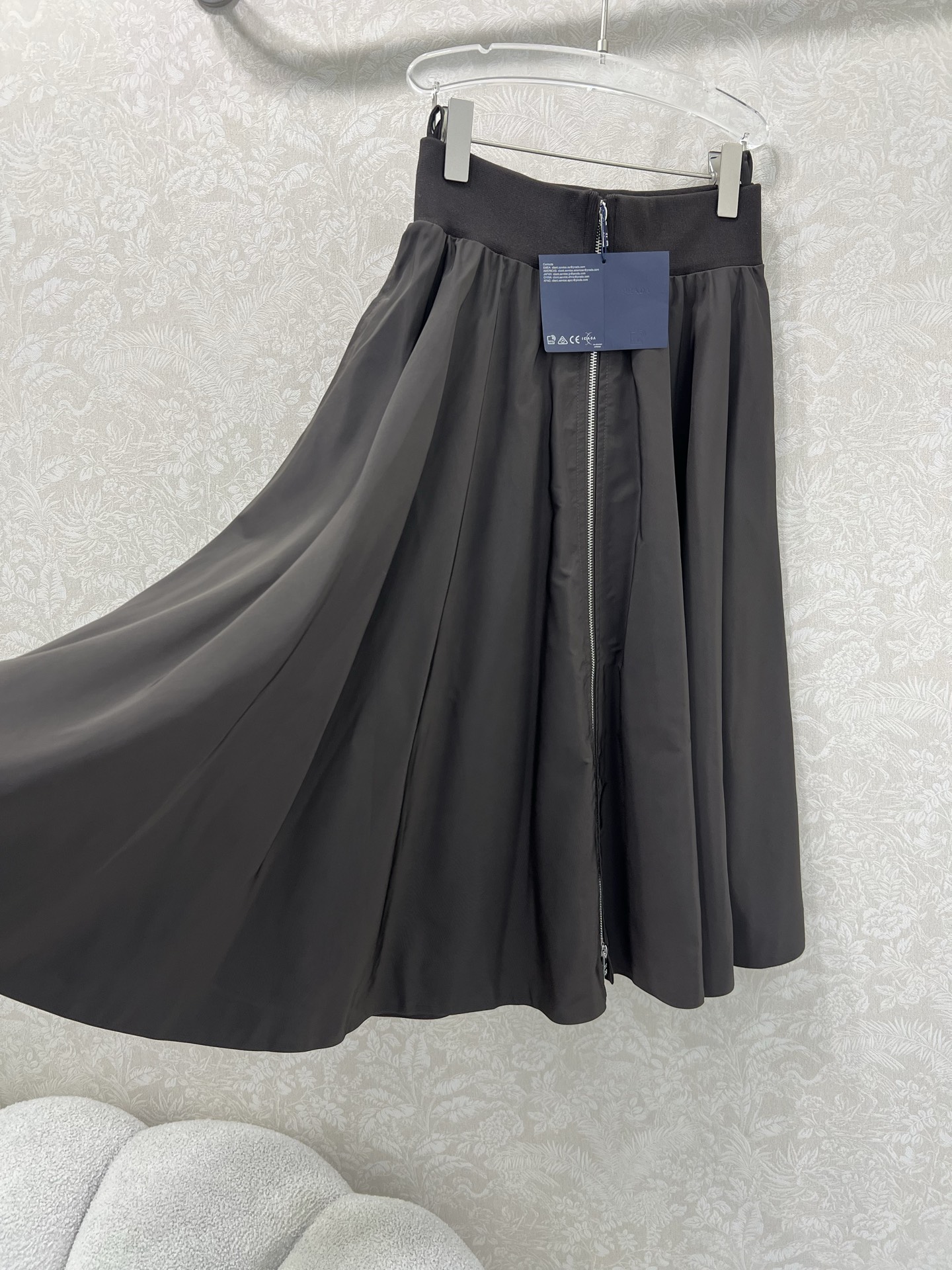 🔥🔥PRAD*普拉*达 25新款咖色系列出货啦 ~大摆拉链半裙伞裙 定制YB进口环保再生尼龙材质 质感轻