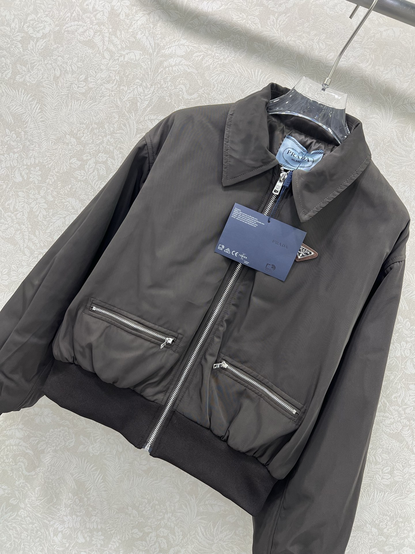 🔥🔥PRAD*普拉*达 25新款翻领棉服！深咖色拉链翻领尼龙外套丨高版出品！品相非常完美，舒适保暖，非常