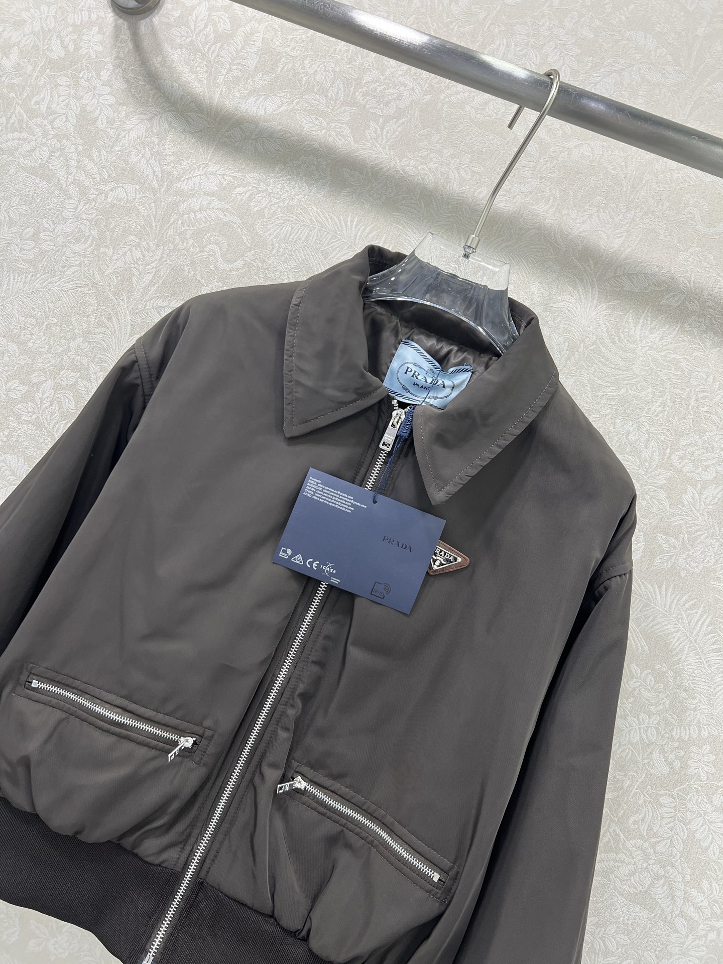 🔥🔥PRAD*普拉*达 25新款翻领棉服！深咖色拉链翻领尼龙外套丨高版出品！品相非常完美，舒适保暖，非常