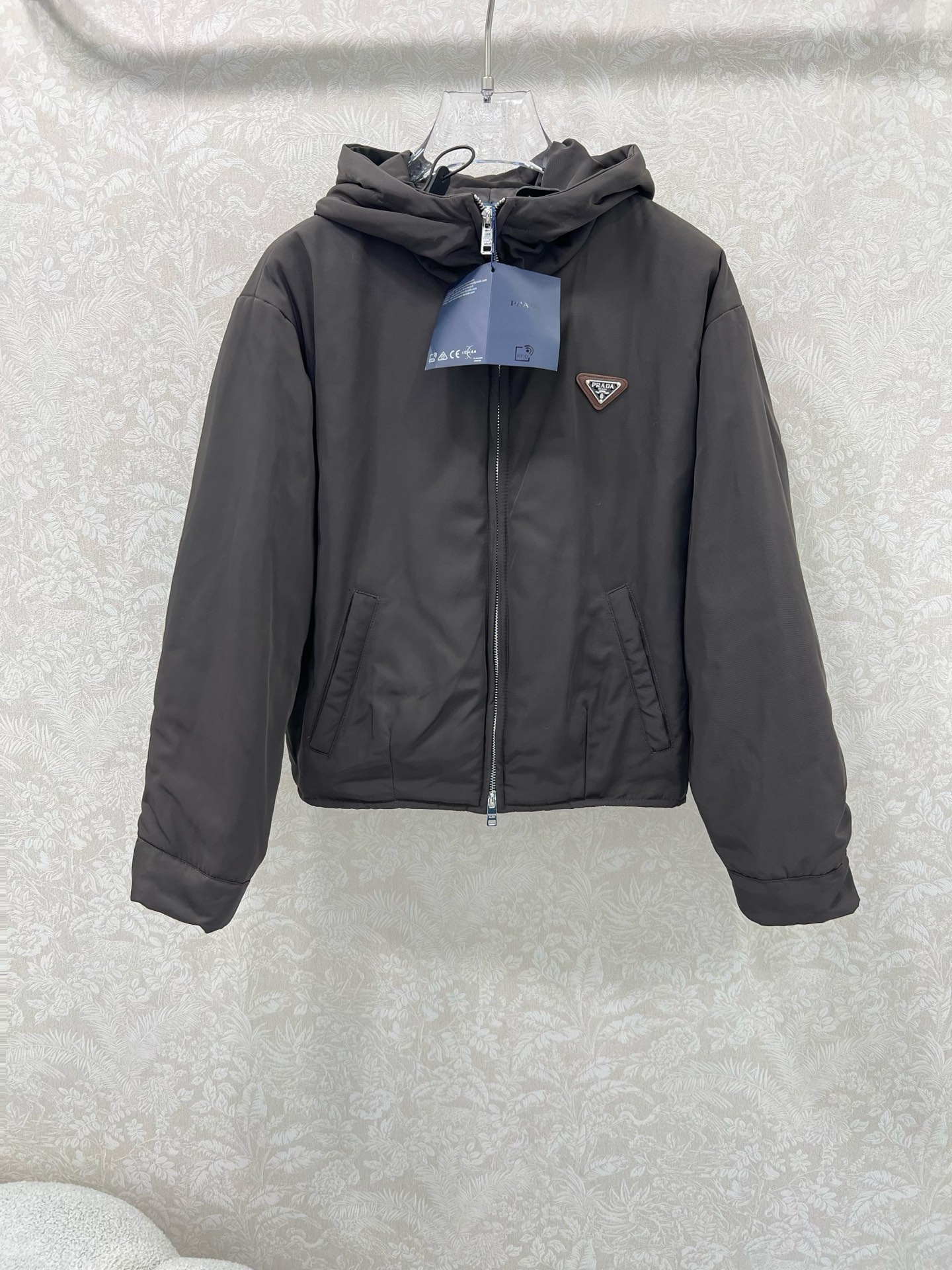 🔥🔥PRAD*普拉*达 25新款连帽棉服外套！深咖色拉链连帽尼龙外套丨高版出品！品相非常完美，舒适保暖，