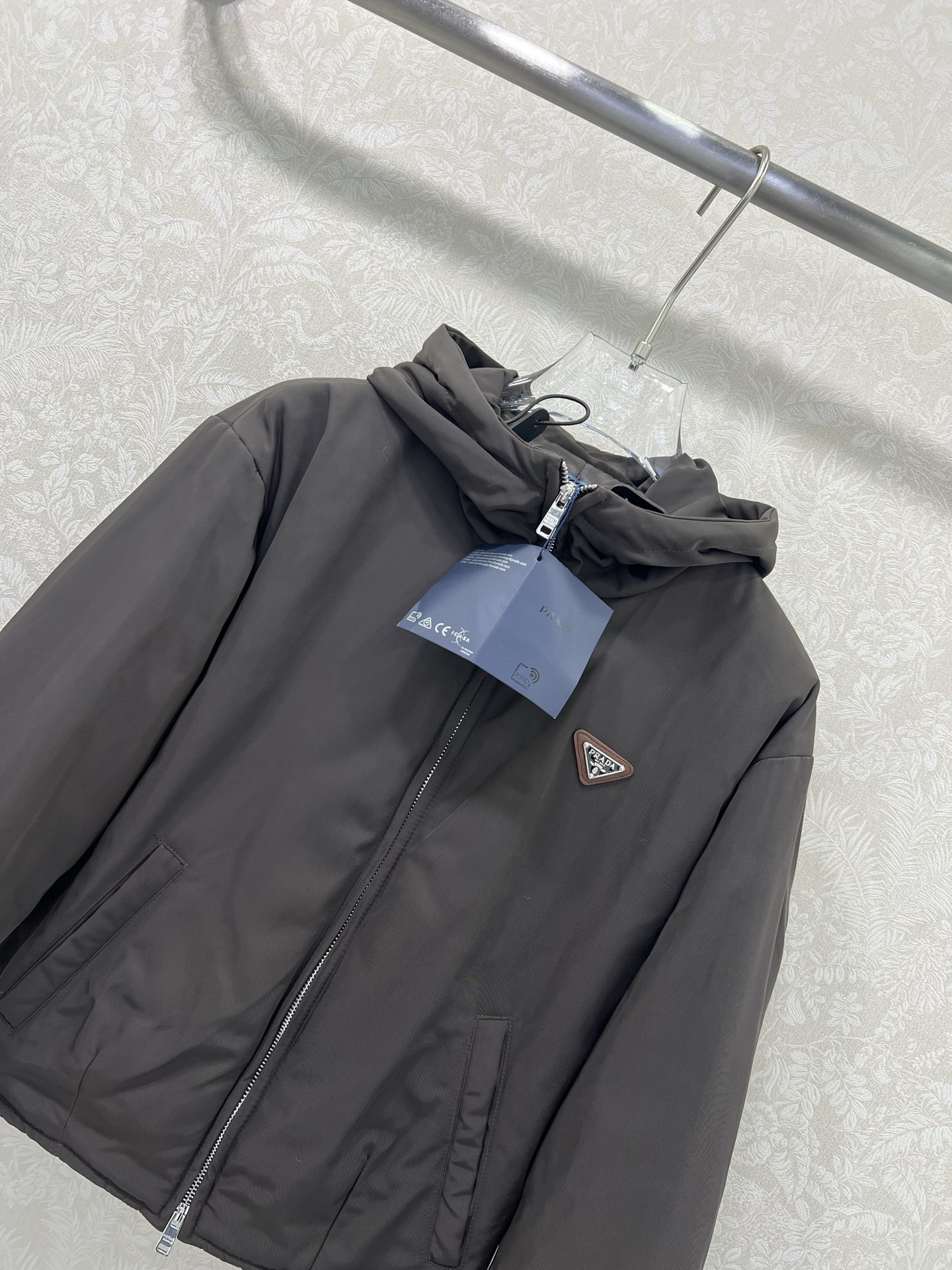 🔥🔥PRAD*普拉*达 25新款连帽棉服外套！深咖色拉链连帽尼龙外套丨高版出品！品相非常完美，舒适保暖，