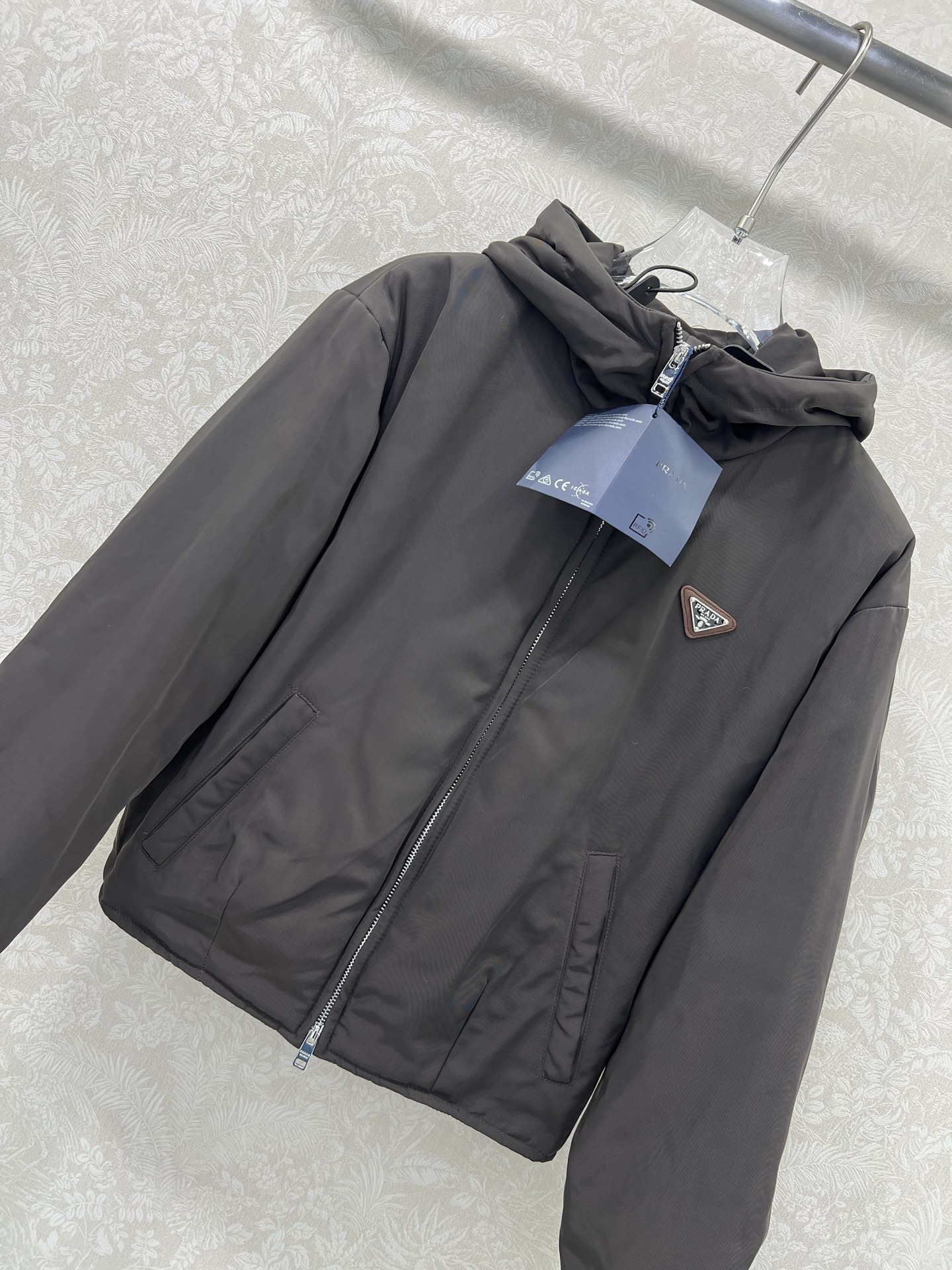 🔥🔥PRAD*普拉*达 25新款连帽棉服外套！深咖色拉链连帽尼龙外套丨高版出品！品相非常完美，舒适保暖，