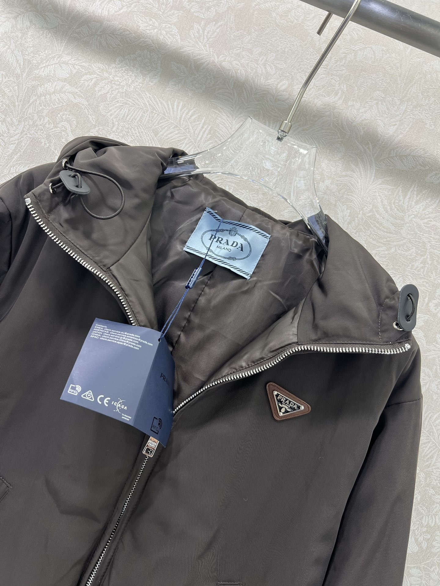 🔥🔥PRAD*普拉*达 25新款连帽棉服外套！深咖色拉链连帽尼龙外套丨高版出品！品相非常完美，舒适保暖，