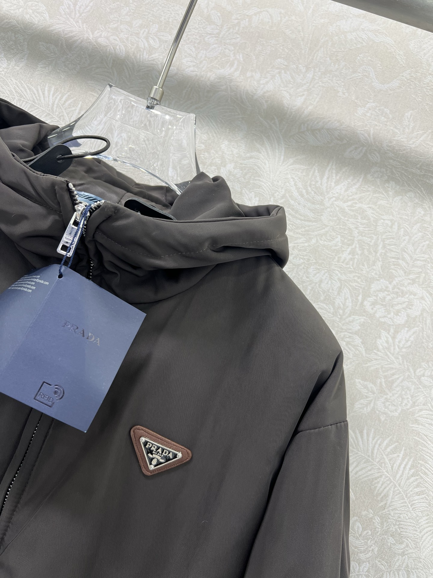 🔥🔥PRAD*普拉*达 25新款连帽棉服外套！深咖色拉链连帽尼龙外套丨高版出品！品相非常完美，舒适保暖，