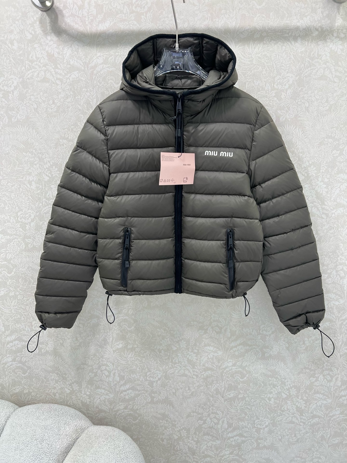 🔥🔥 Miumi*25新款连帽羽绒服 高版本出货 爆款对色高版出货啦~定制YB防风防水尼龙材质，90白鹅