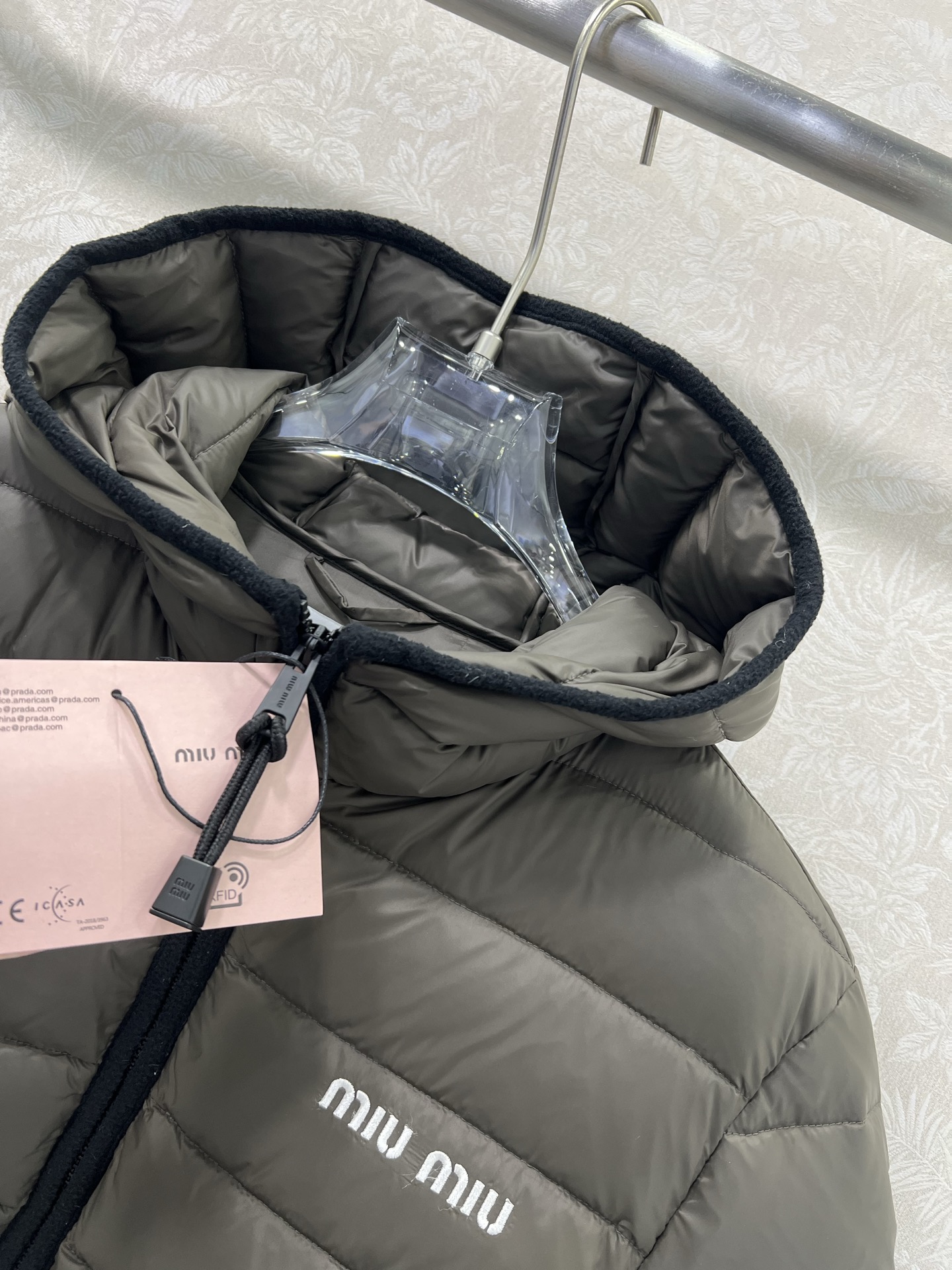 🔥🔥 Miumi*25新款连帽羽绒服 高版本出货 爆款对色高版出货啦~定制YB防风防水尼龙材质，90白鹅