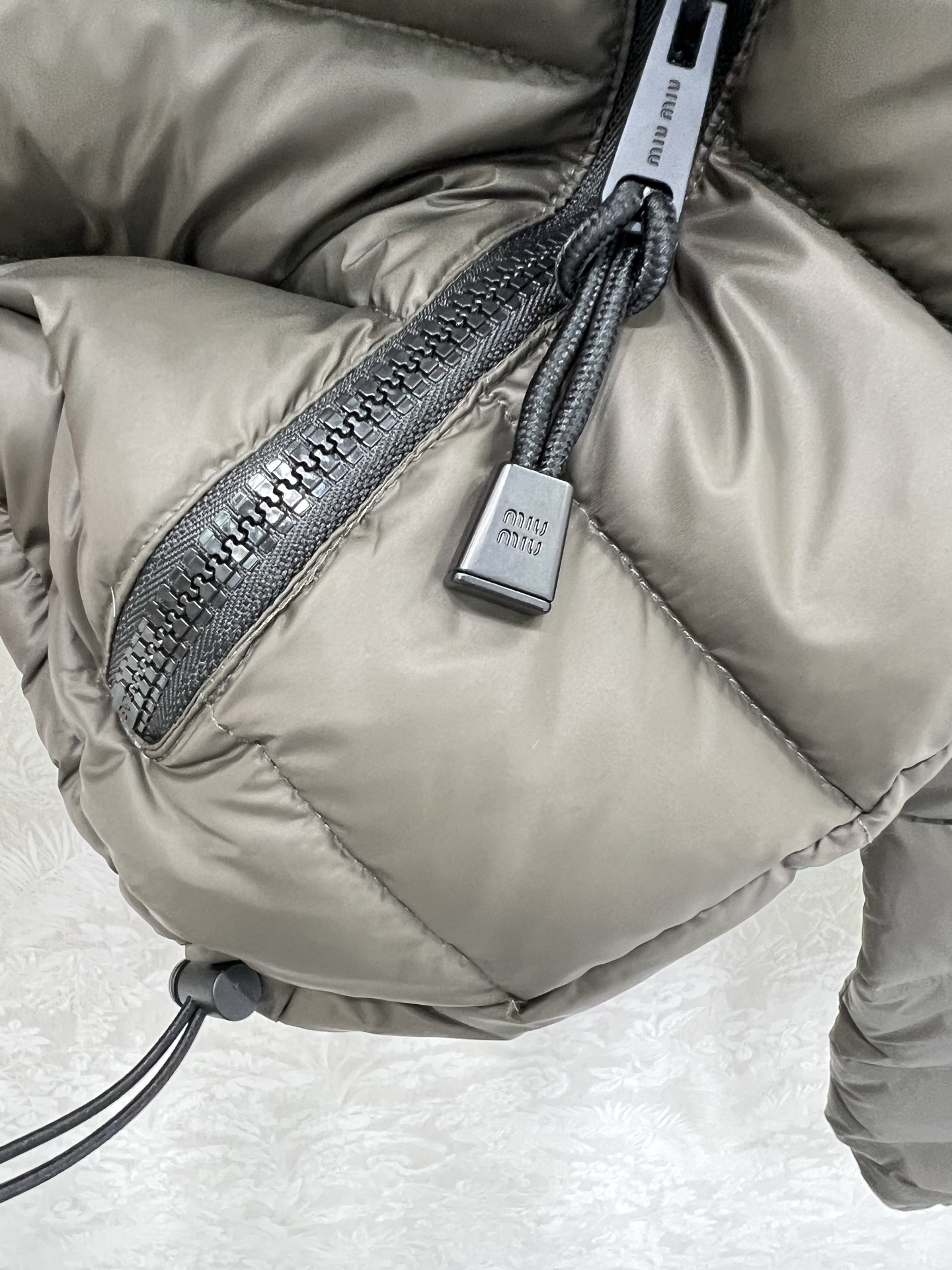 🔥🔥 Miumi*25新款连帽羽绒服 高版本出货 爆款对色高版出货啦~定制YB防风防水尼龙材质，90白鹅