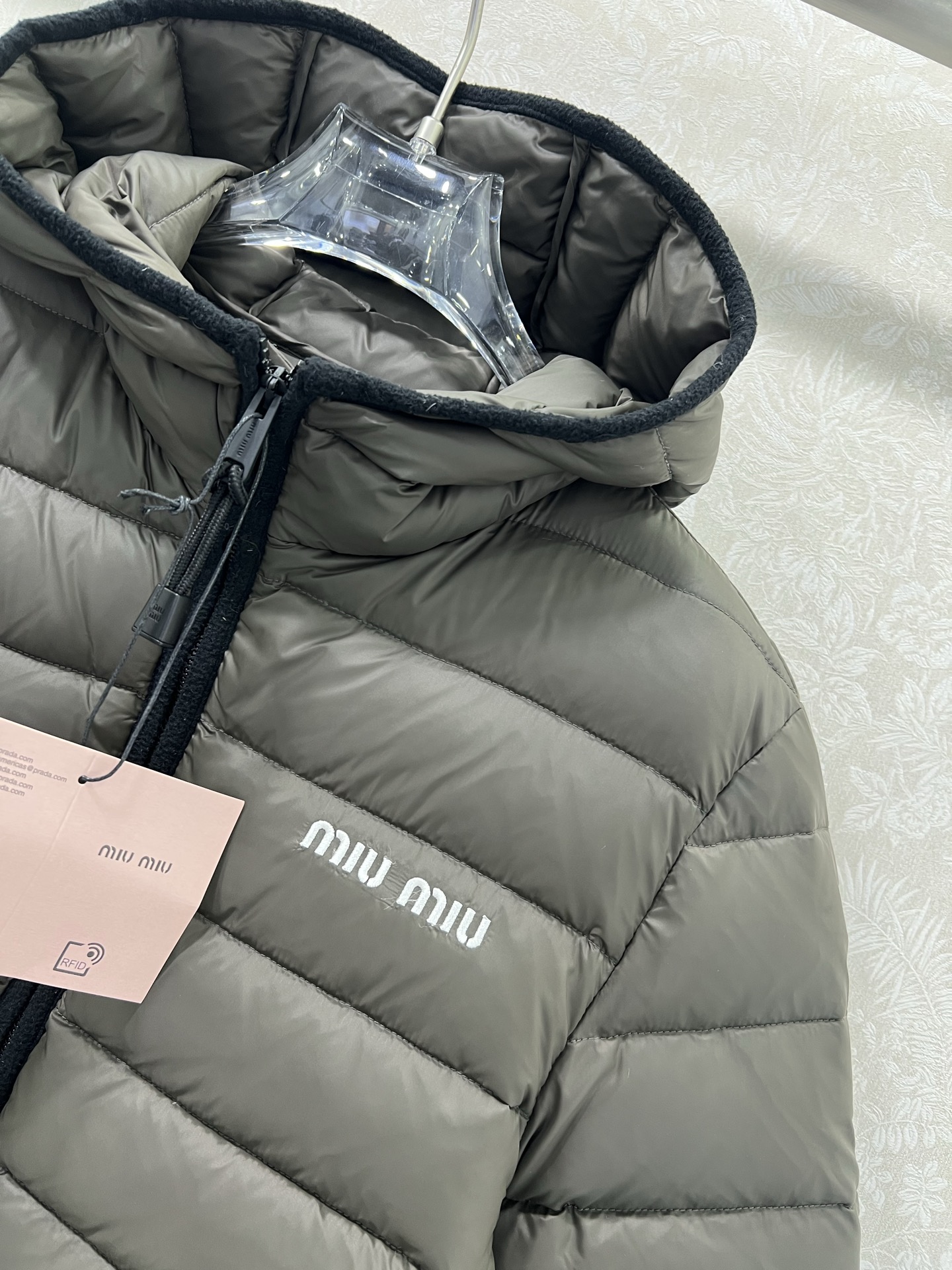 🔥🔥 Miumi*25新款连帽羽绒服 高版本出货 爆款对色高版出货啦~定制YB防风防水尼龙材质，90白鹅