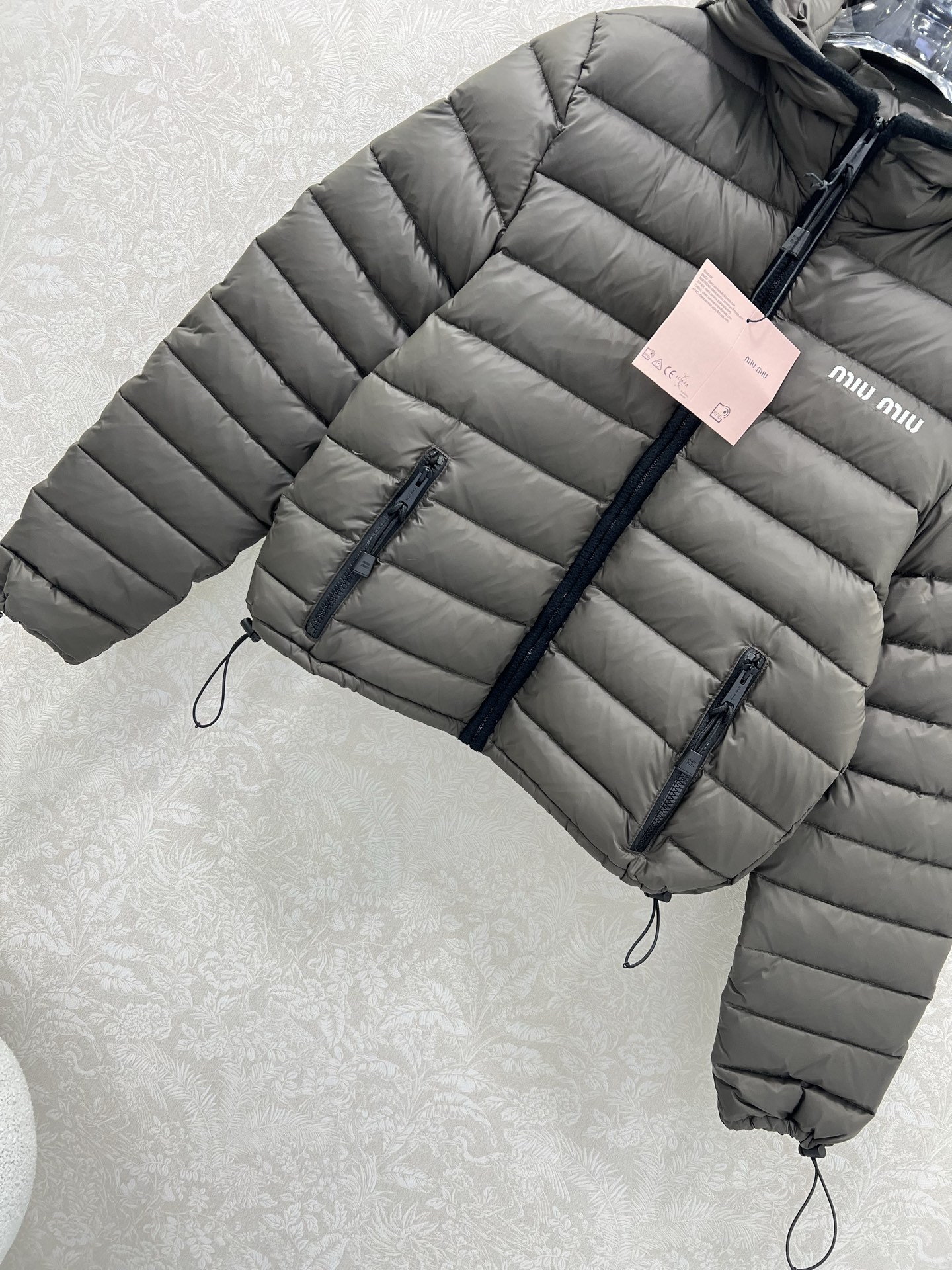 🔥🔥 Miumi*25新款连帽羽绒服 高版本出货 爆款对色高版出货啦~定制YB防风防水尼龙材质，90白鹅